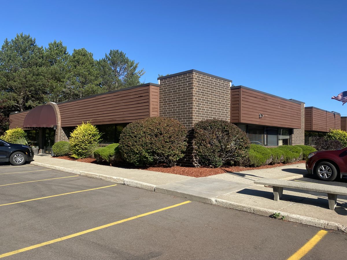 Office Suites On Lake Lansing Road FOR LEASE On 411 W Lake Lansing Rd