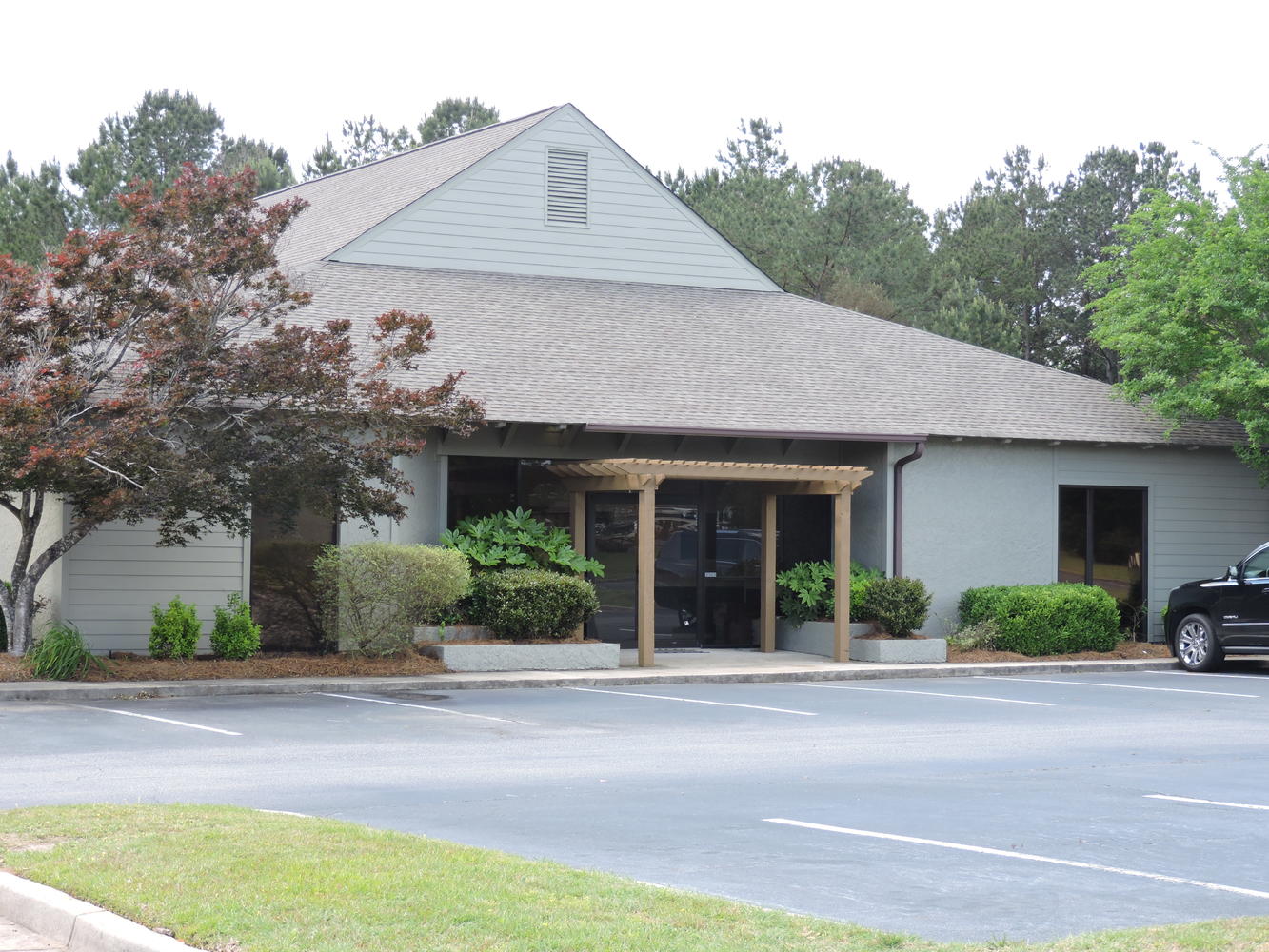 Parkway Commons Russell Pkwy FOR LEASE on 601613 Russell Parkway