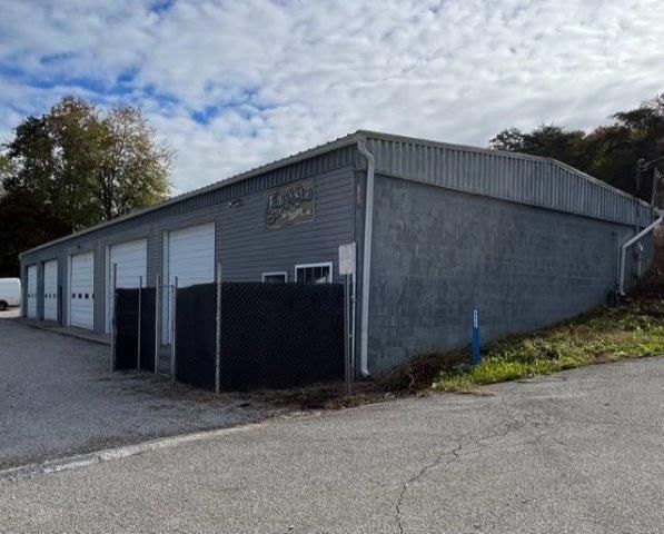 Garage/Warehouse in Kingston