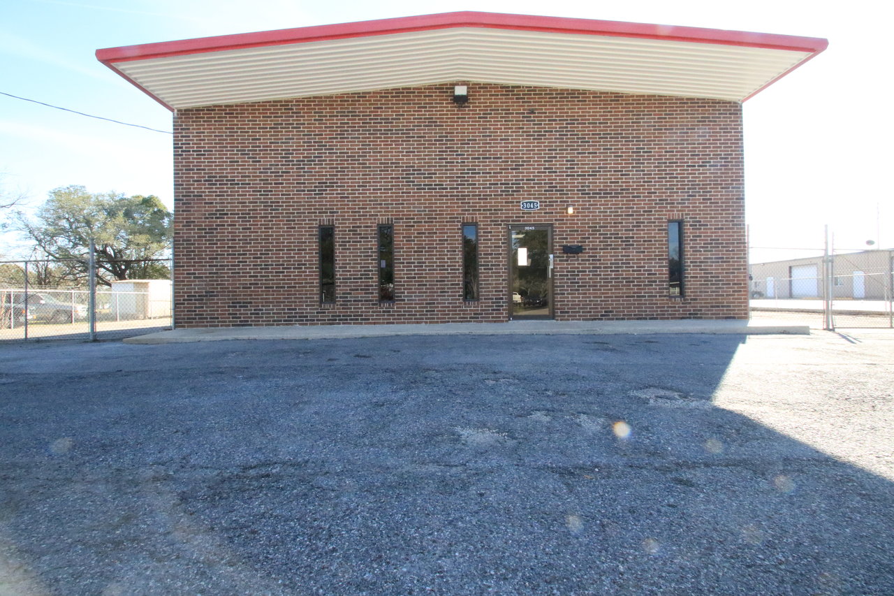 LEASE Stand Along 1800 SF office/warehouse 