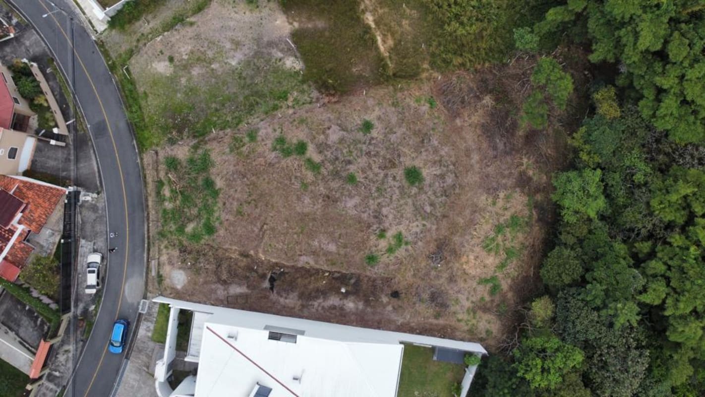 Lote para construir 4 casas en urbanización, Guachipelín
