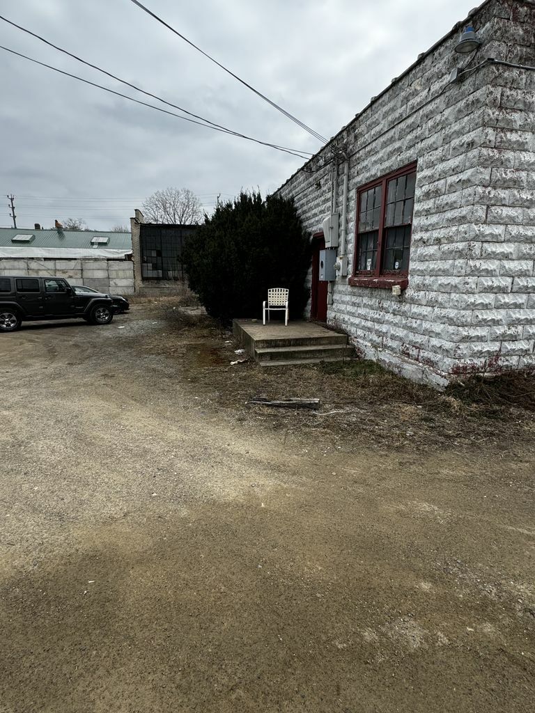Warehouse with Extra Lot, 2419 E Michigan Ave, Jackson, MI 49202