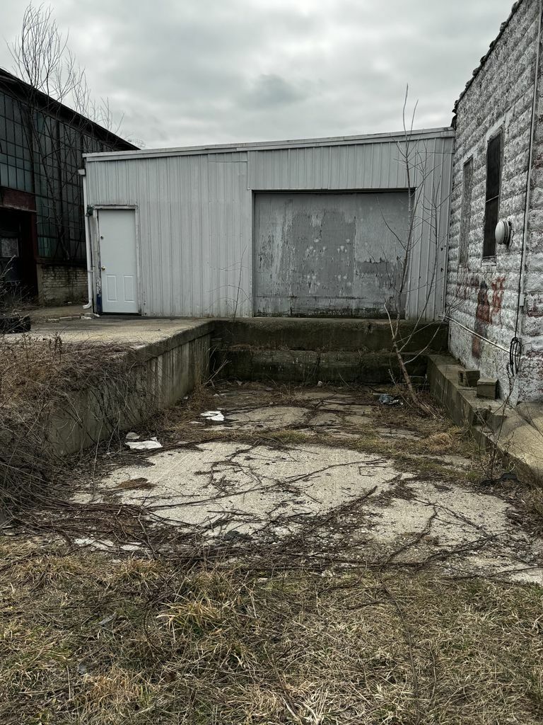 Warehouse with Extra Lot, 2419 E Michigan Ave, Jackson, MI 49202