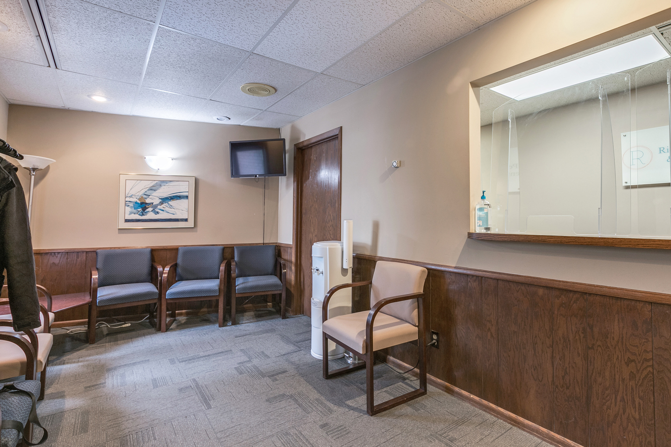 White Bear Professional Building, 2480 White Bear Ave N, Maplewood, MN 55109