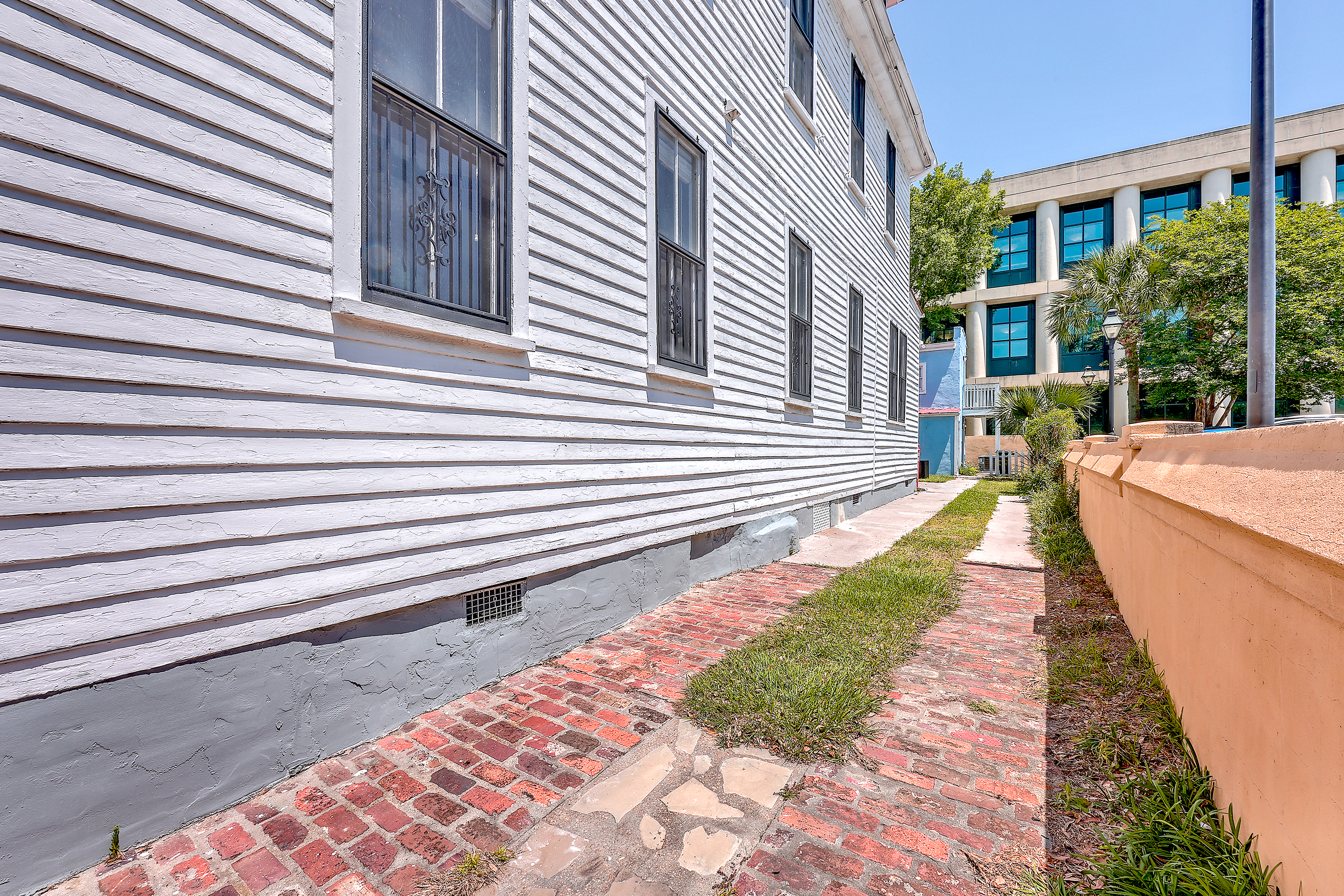 4-Units Multifamily Property For Sale