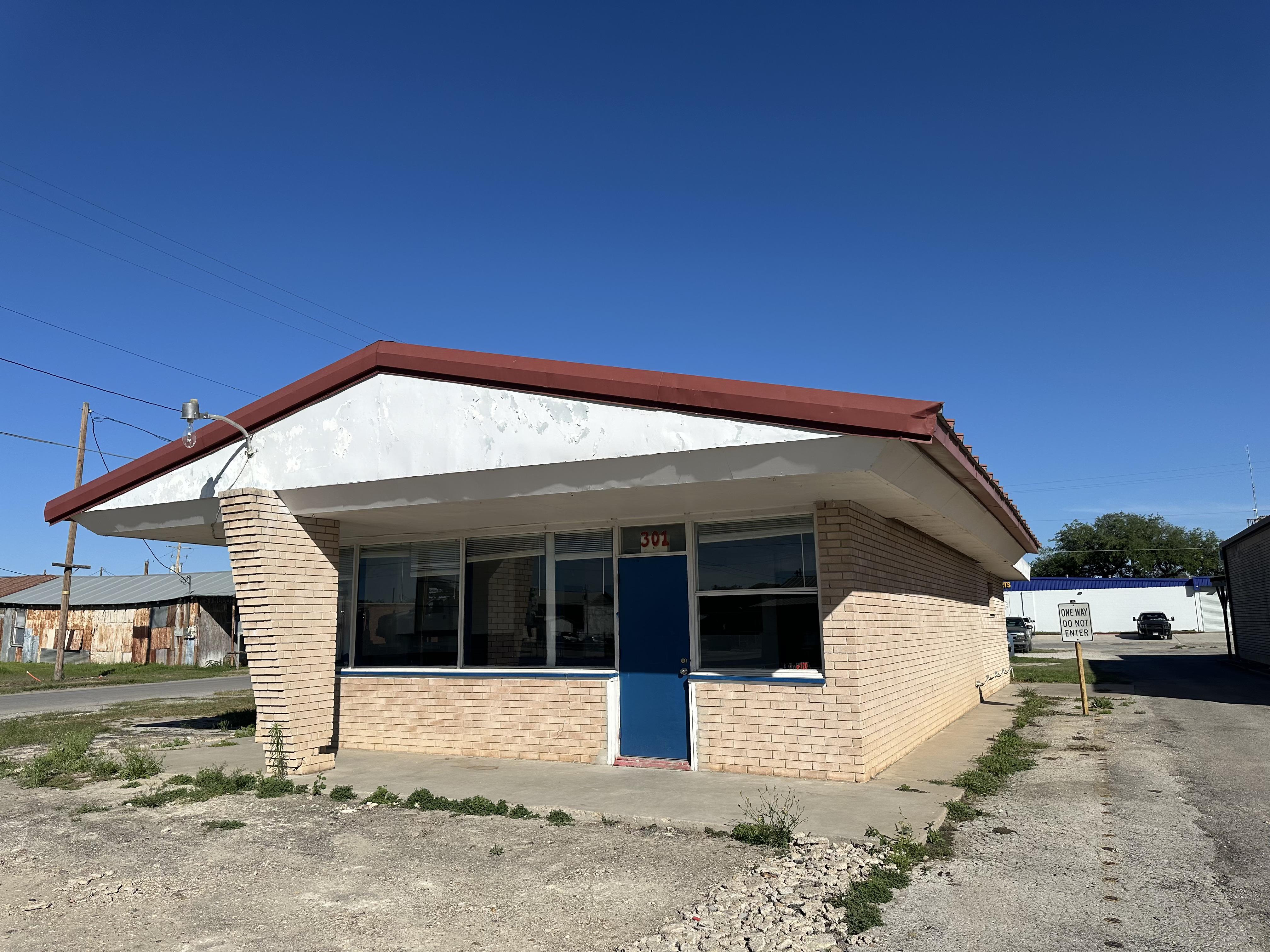 301 S. Teel, Devine, TX  78016