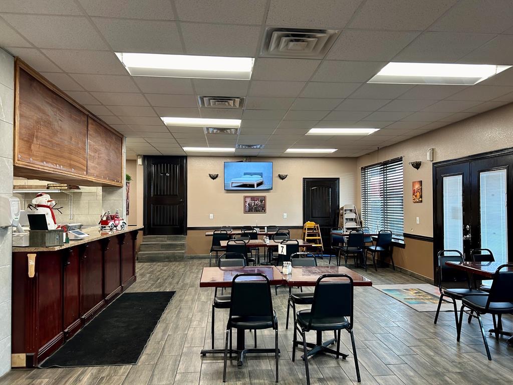 203 W Sealy Ave, 203 West Sealy Avenue, Monahans, TX 79756