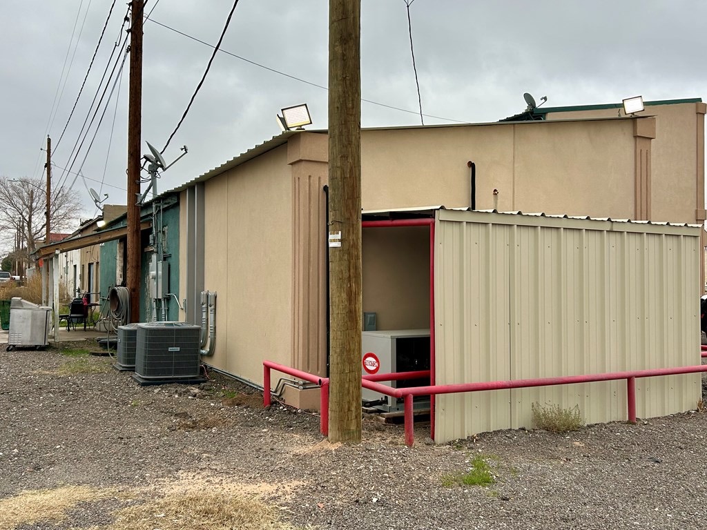 203 W Sealy Ave, 203 West Sealy Avenue, Monahans, TX 79756