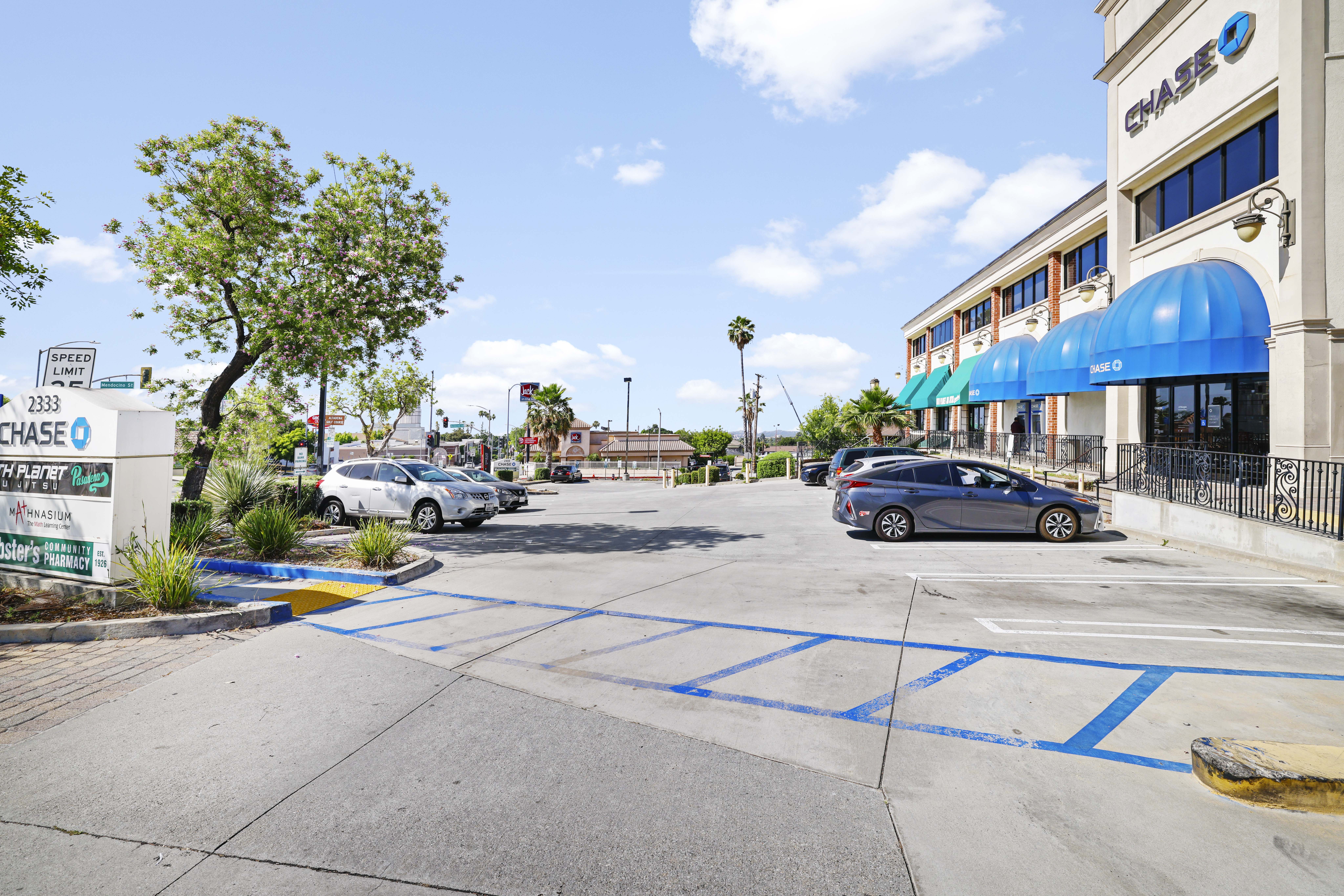 Chase Plaza, 2333 Lake Avenue, Altadena, CA 91001