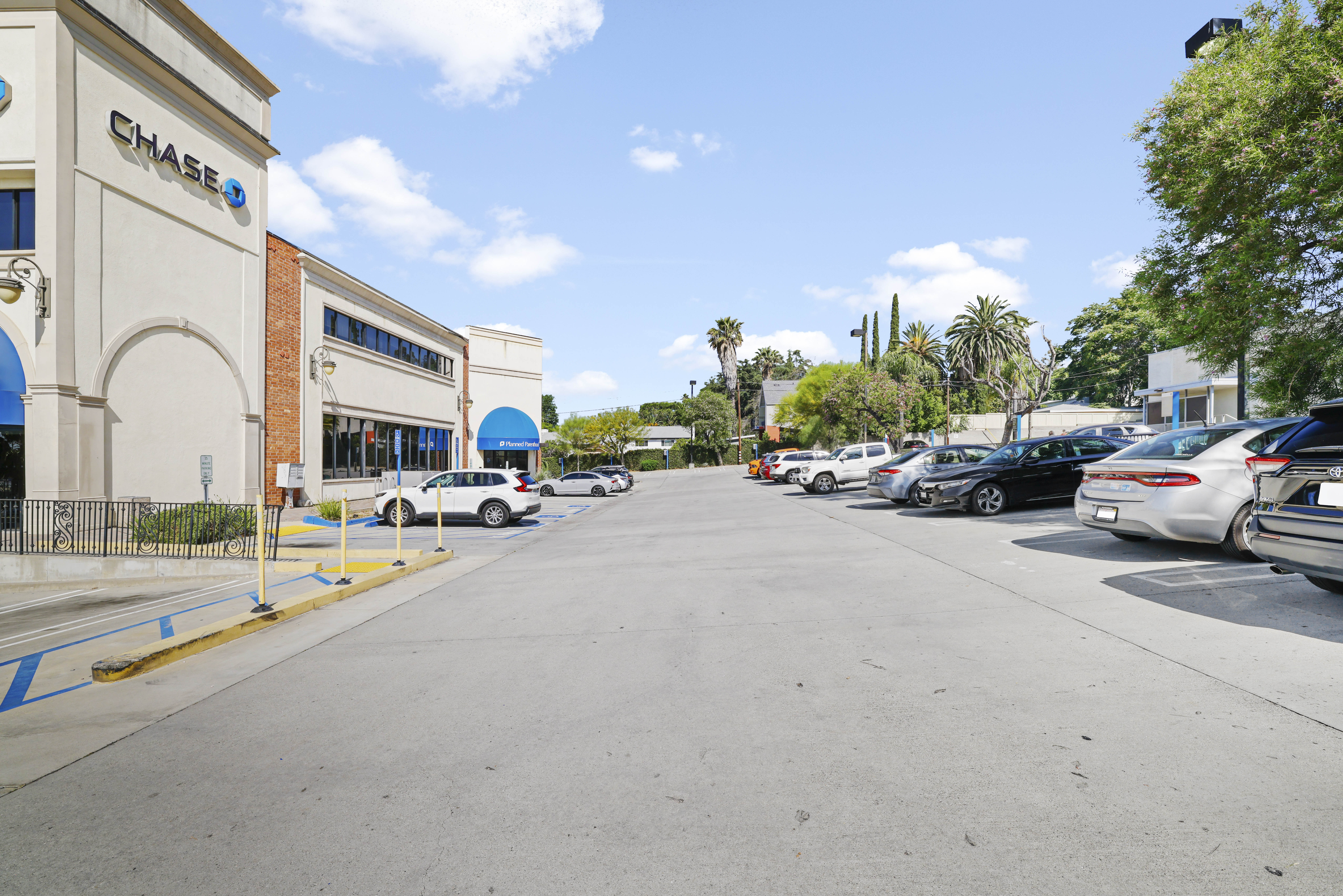 Chase Plaza, 2333 Lake Avenue, Altadena, CA 91001