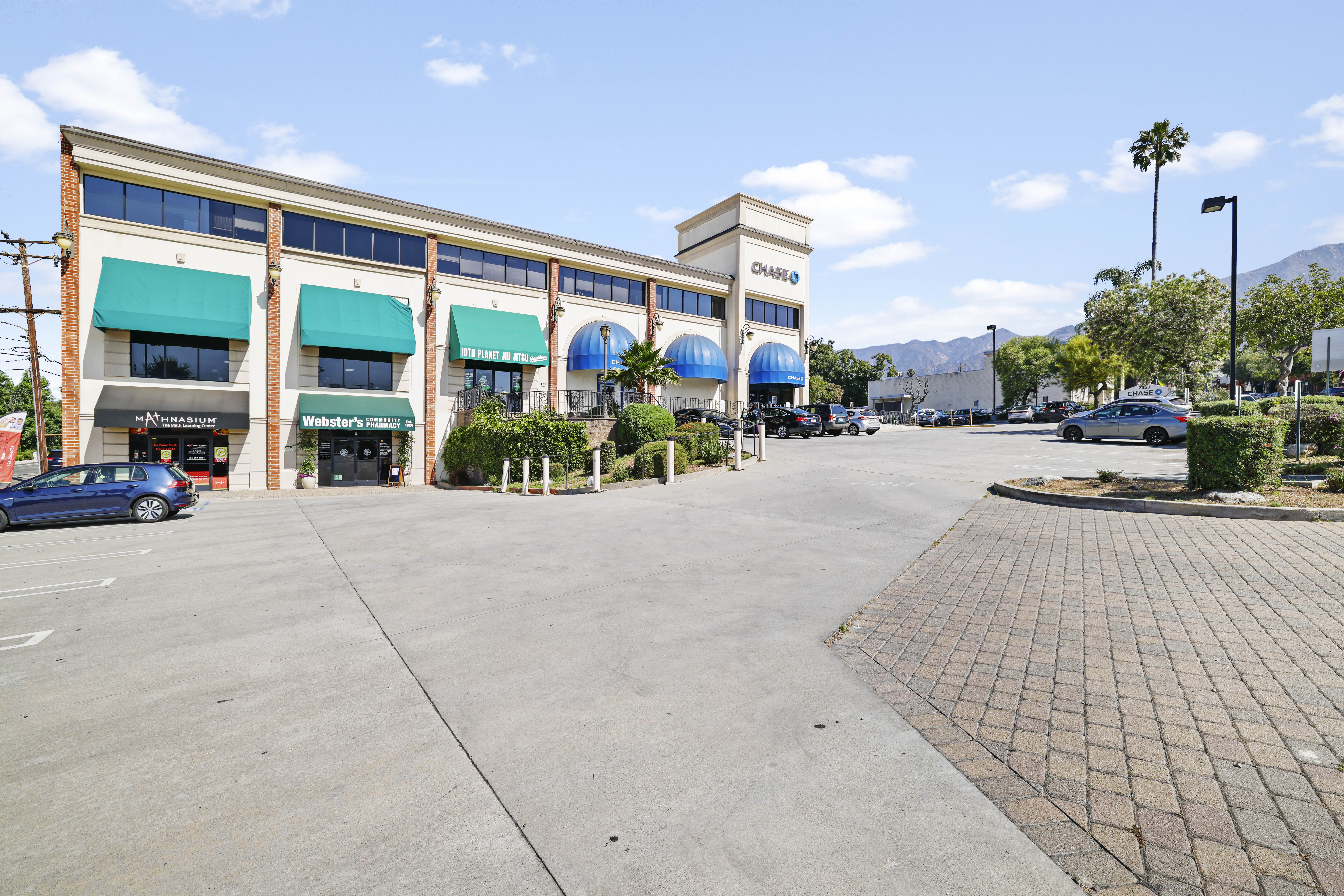 Chase Plaza, 2333 Lake Avenue, Altadena, CA 91001