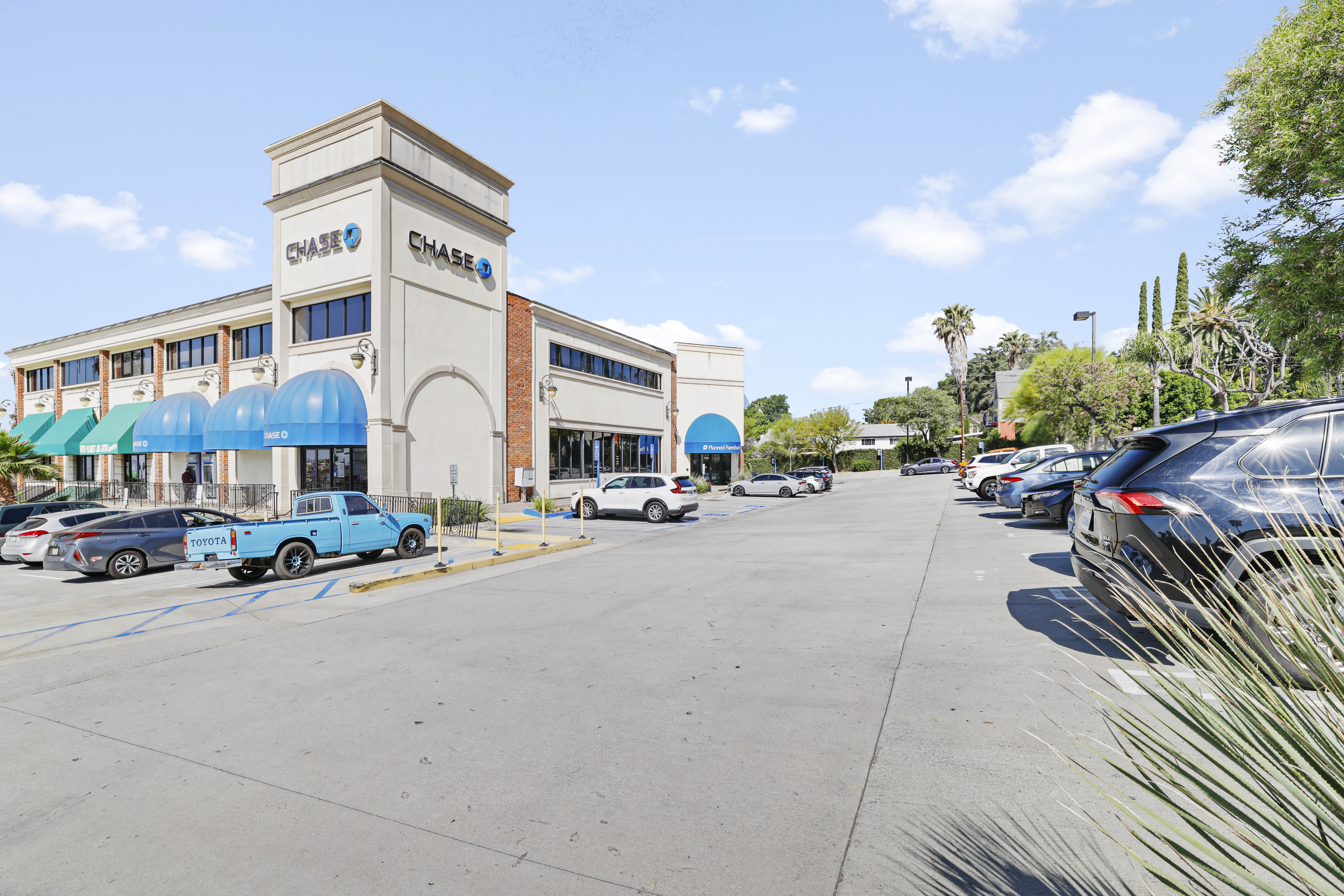 Chase Plaza, 2333 Lake Avenue, Altadena, CA 91001