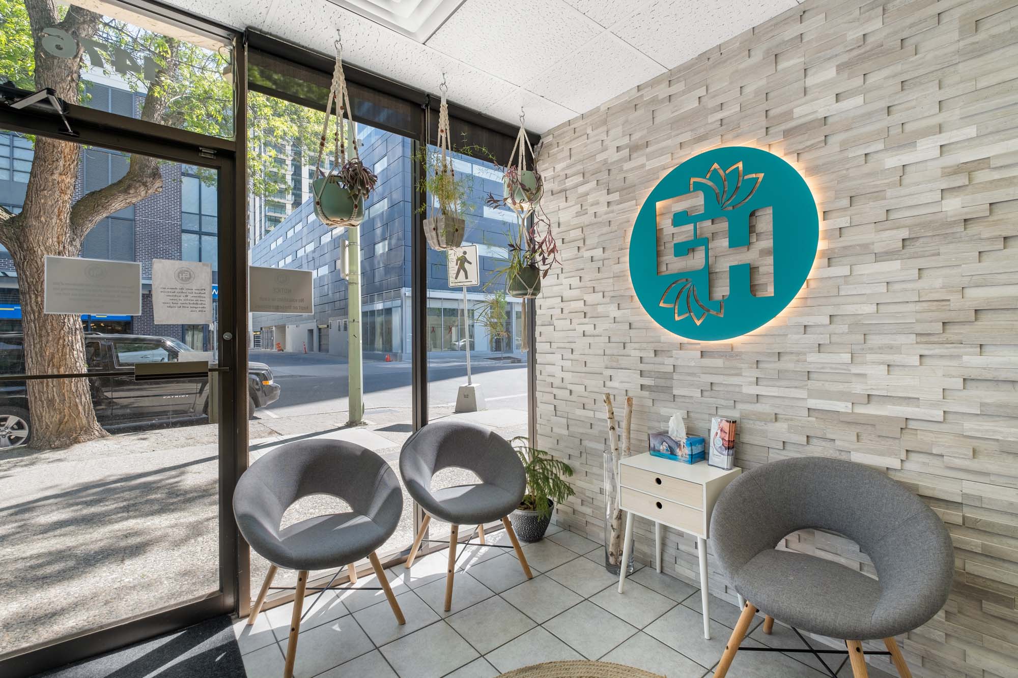 Ground-Level Srata Unit w Excellent Exposure, 1476 Saint Paul Street, Kelowna, BC V1Y 2E6, Canada