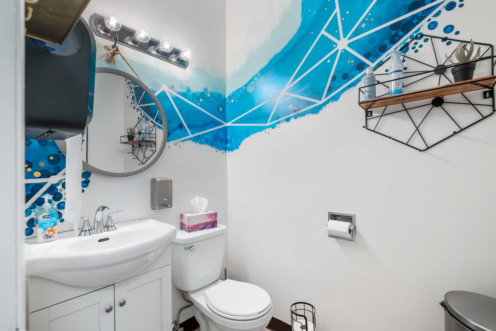 Ground-Level Srata Unit w Excellent Exposure, 1476 Saint Paul Street, Kelowna, BC V1Y 2E6, Canada