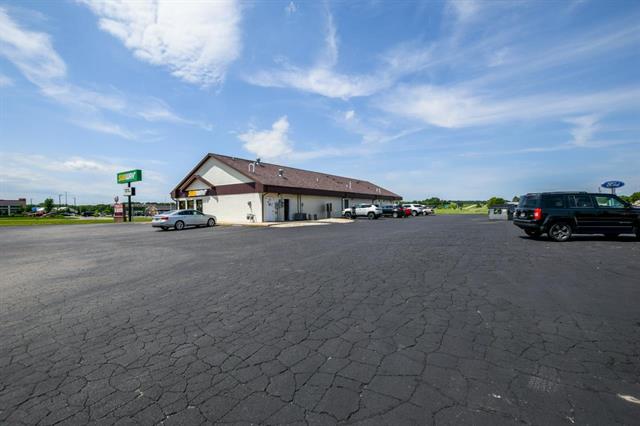 4-Unit Strip Center For Sale, 2933 New Pinery Road, Portage, WI 53901