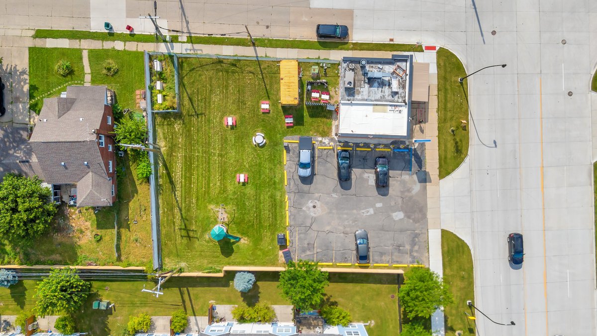 RETAIL RESTAURANT , 14700 East 9 Mile Road, Eastpointe, MI 48021