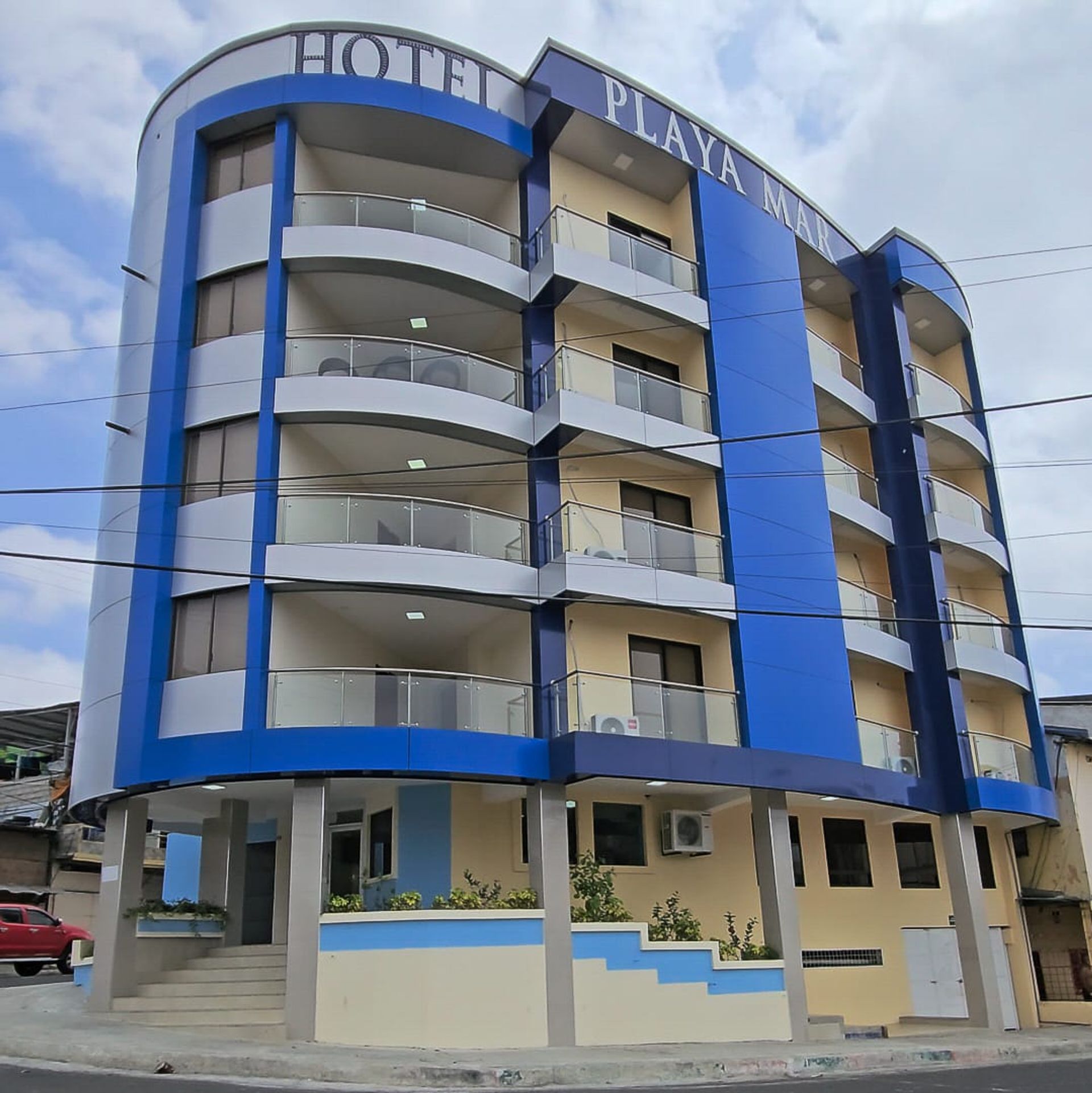 HOTEL EN MANTA NUEVO Y EQUIPADO A 1500000