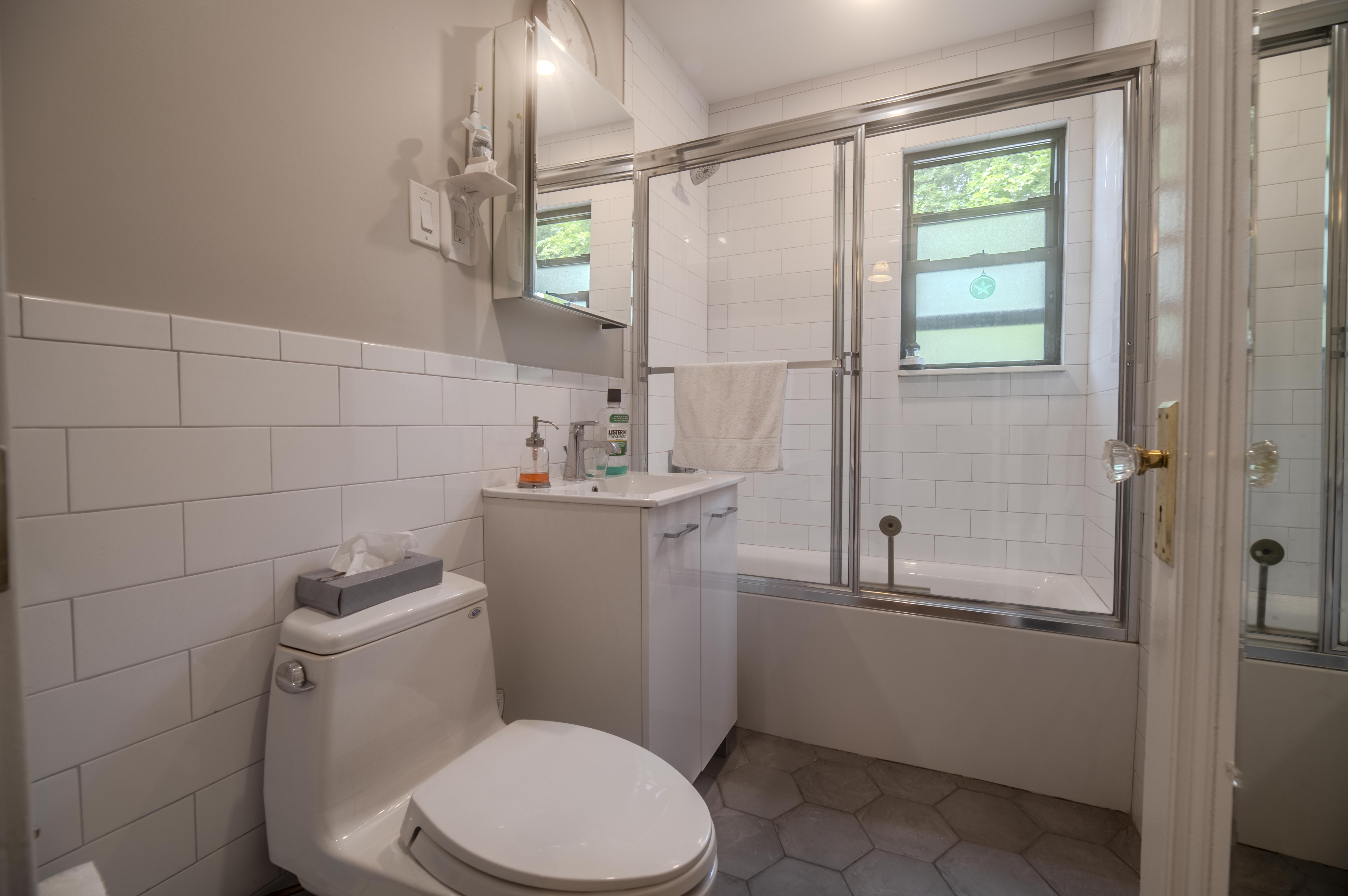 43-20 Hamilton Place, Douglaston NY 11363, 43-20 Hamilton Place, Queens, NY 11363