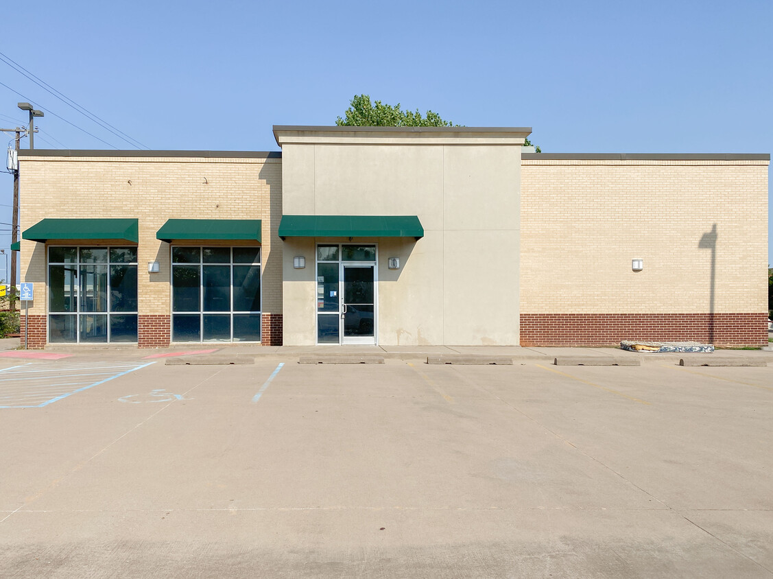 Former Starbucks available for Purchase, 2009 Maurine Street, Wichita Falls, TX 76306