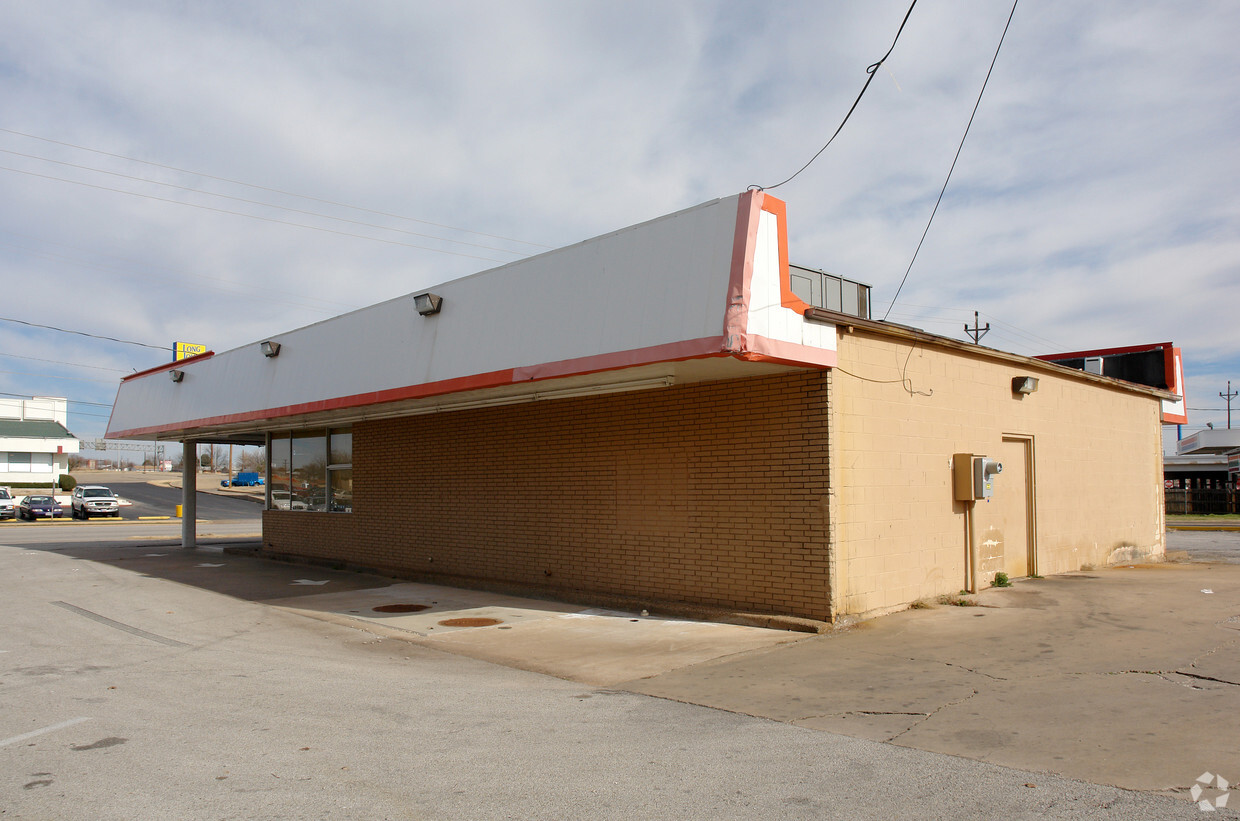 Former Starbucks available for Purchase, 2009 Maurine Street, Wichita Falls, TX 76306