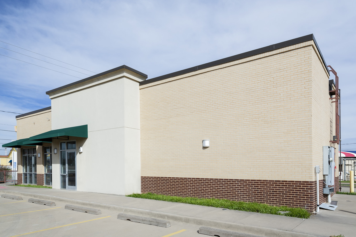 Former Starbucks available for Purchase, 2009 Maurine Street, Wichita Falls, TX 76306
