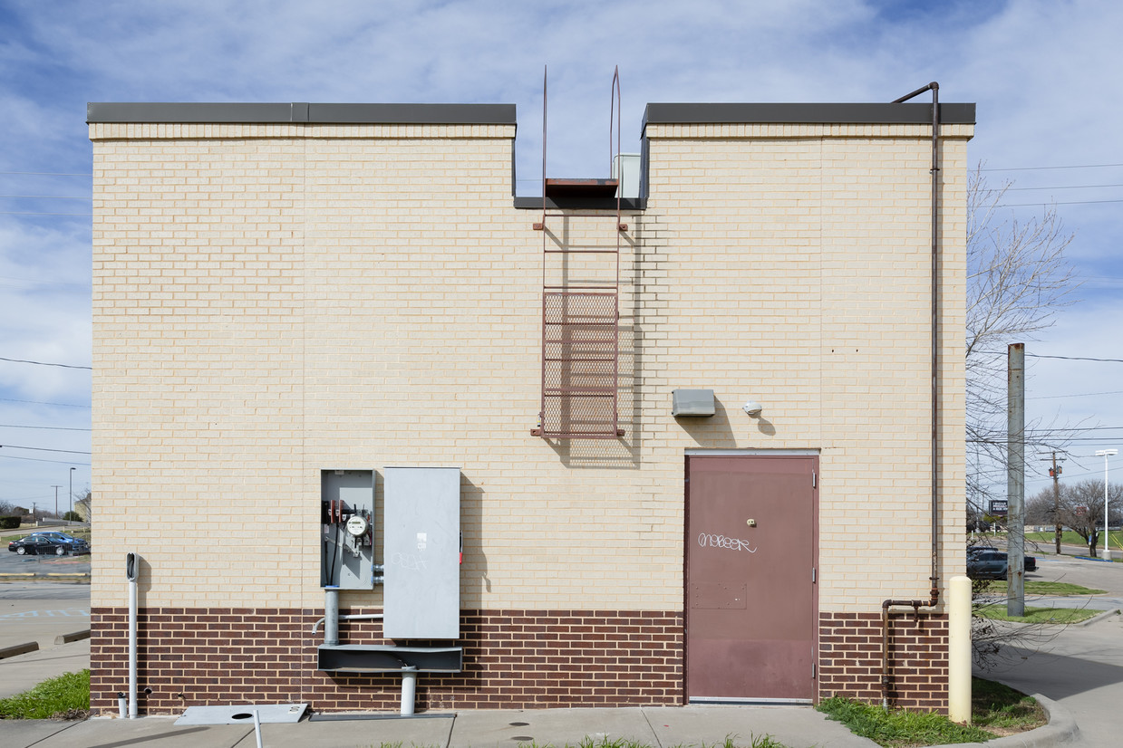 Former Starbucks available for Purchase, 2009 Maurine Street, Wichita Falls, TX 76306