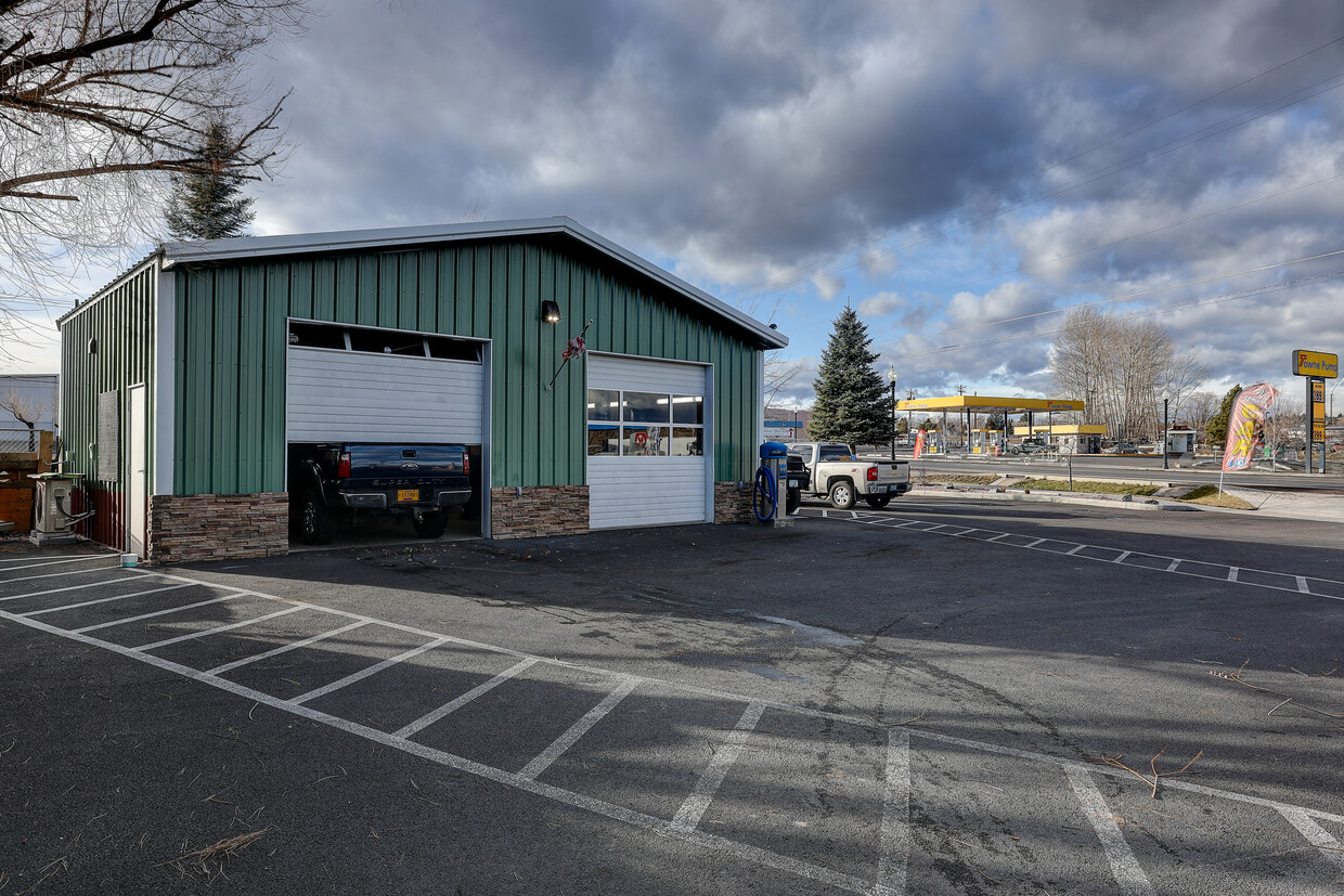 Cruz-In Carwash, 1225 U.S. 97, Madras, OR 97741