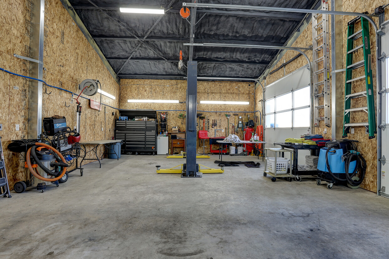 Cruz-In Carwash, 1225 U.S. 97, Madras, OR 97741