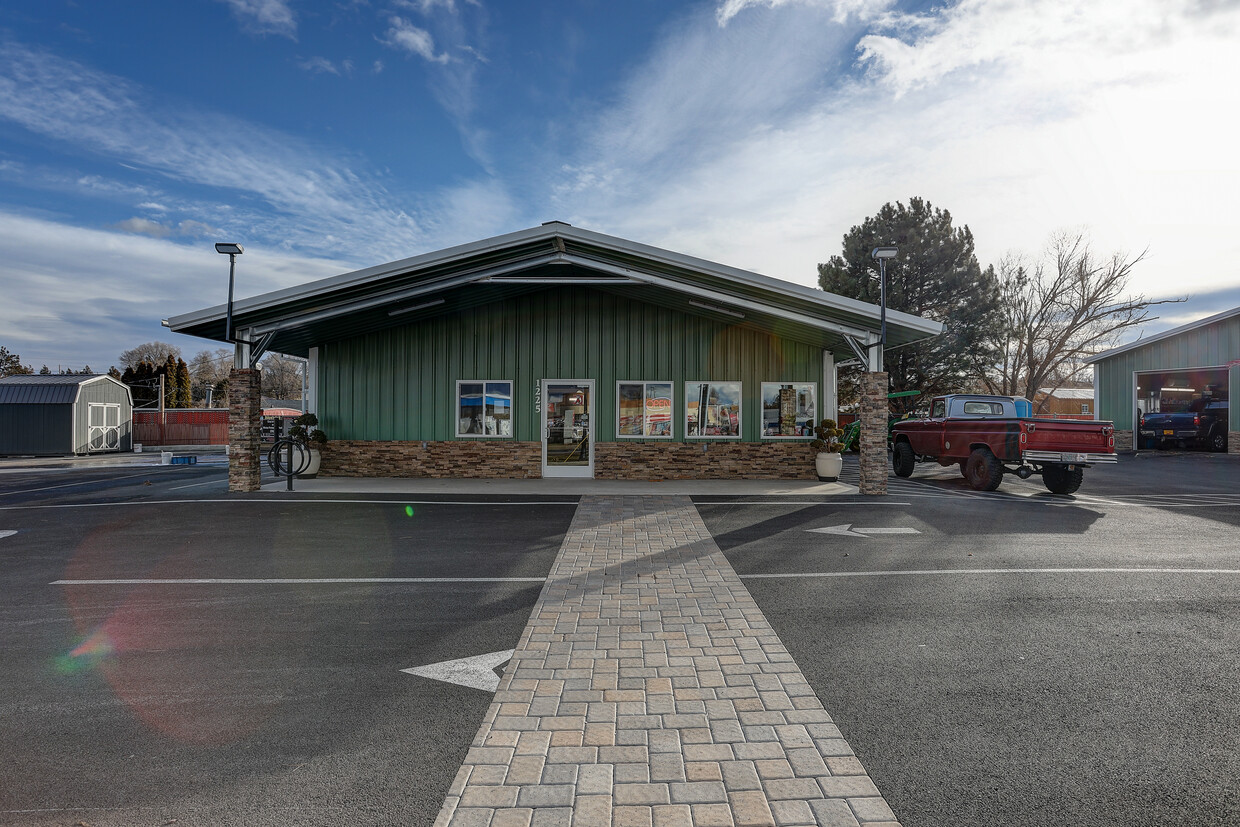 Cruz-In Carwash, 1225 U.S. 97, Madras, OR 97741