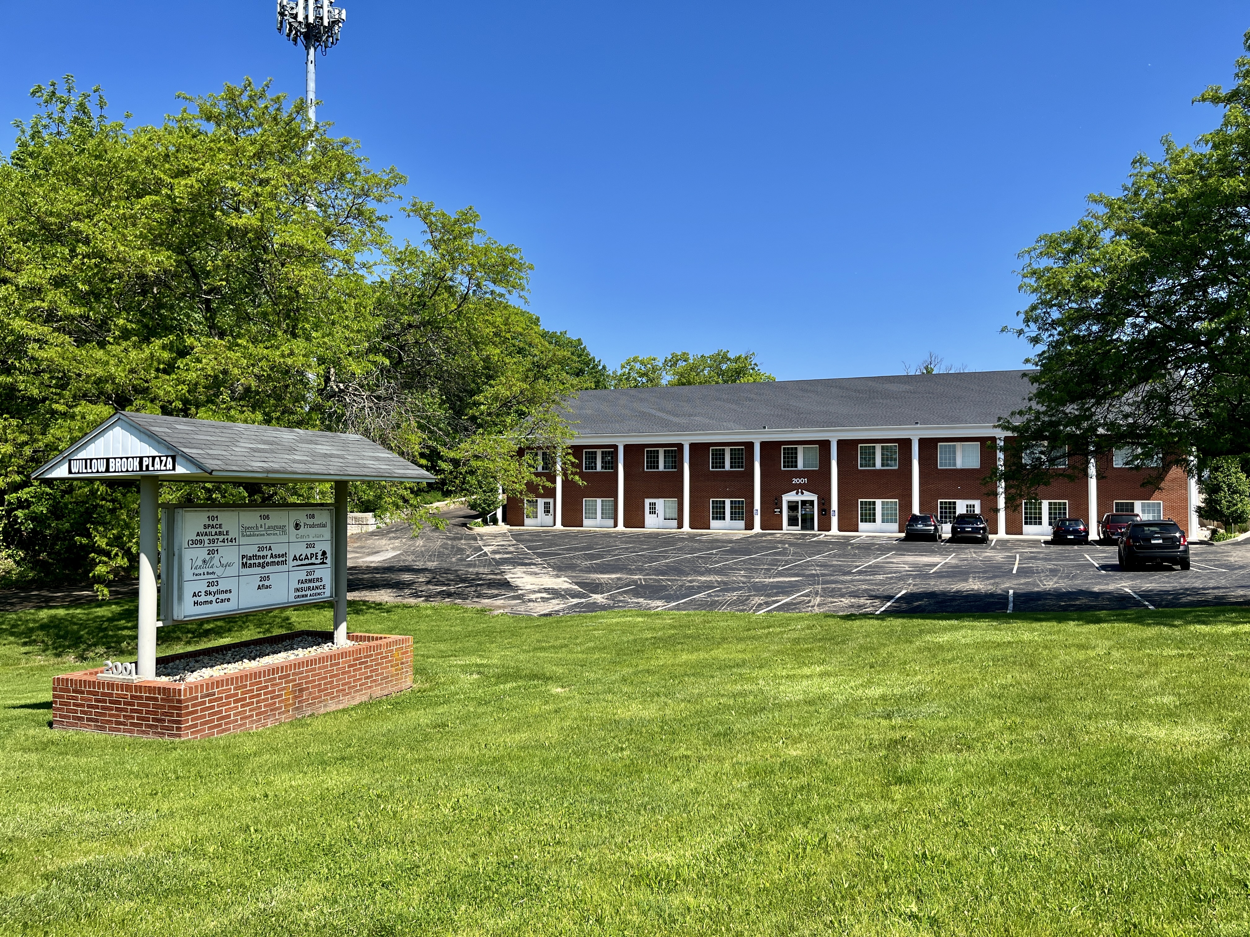 2001 W Willow Knolls Drive, 2001 West Willow Knolls Drive, Peoria, IL 61614