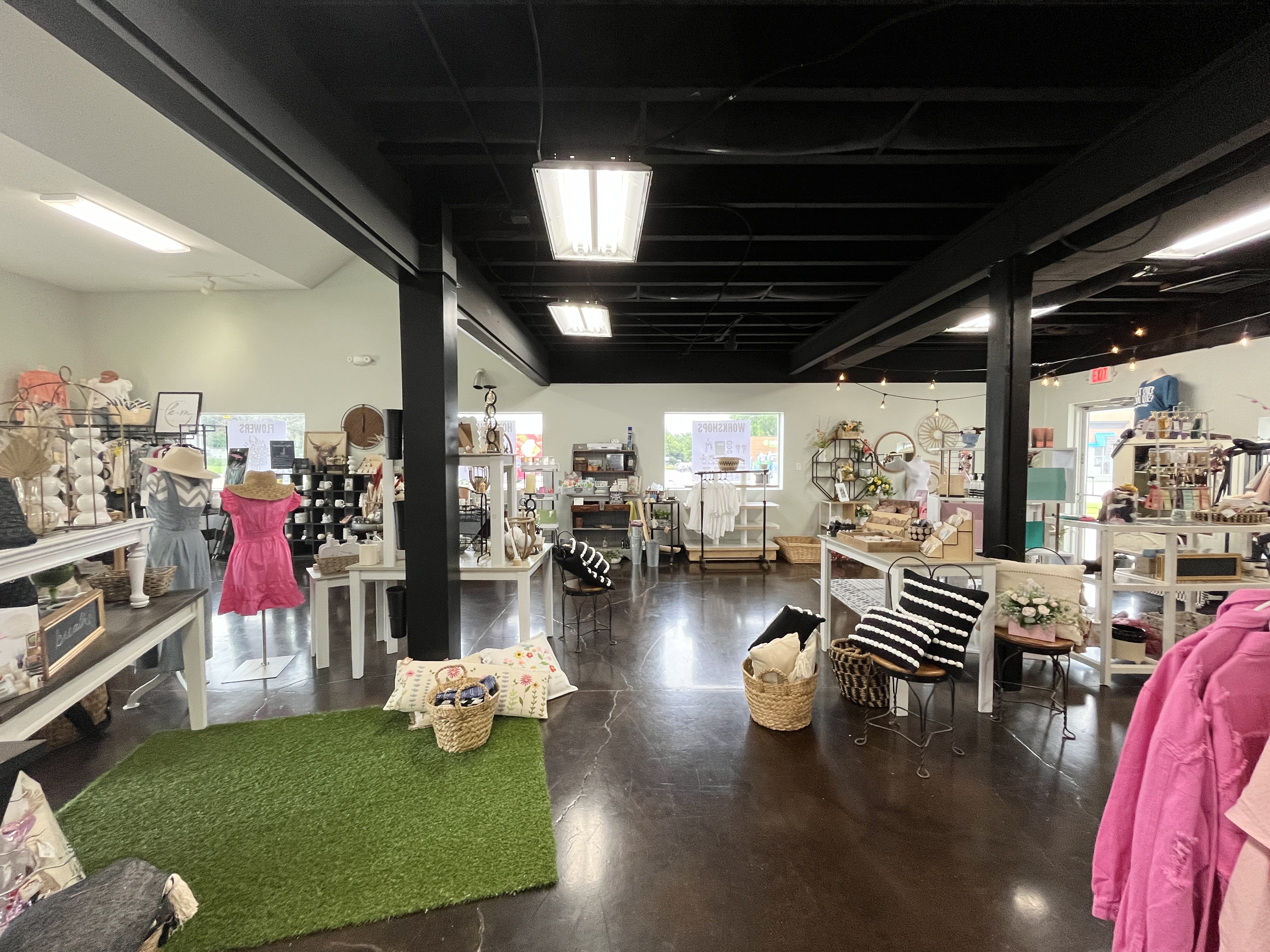 921 E War Memorial Drive, 921 E War Memorial Dr, Peoria Heights, IL 61616