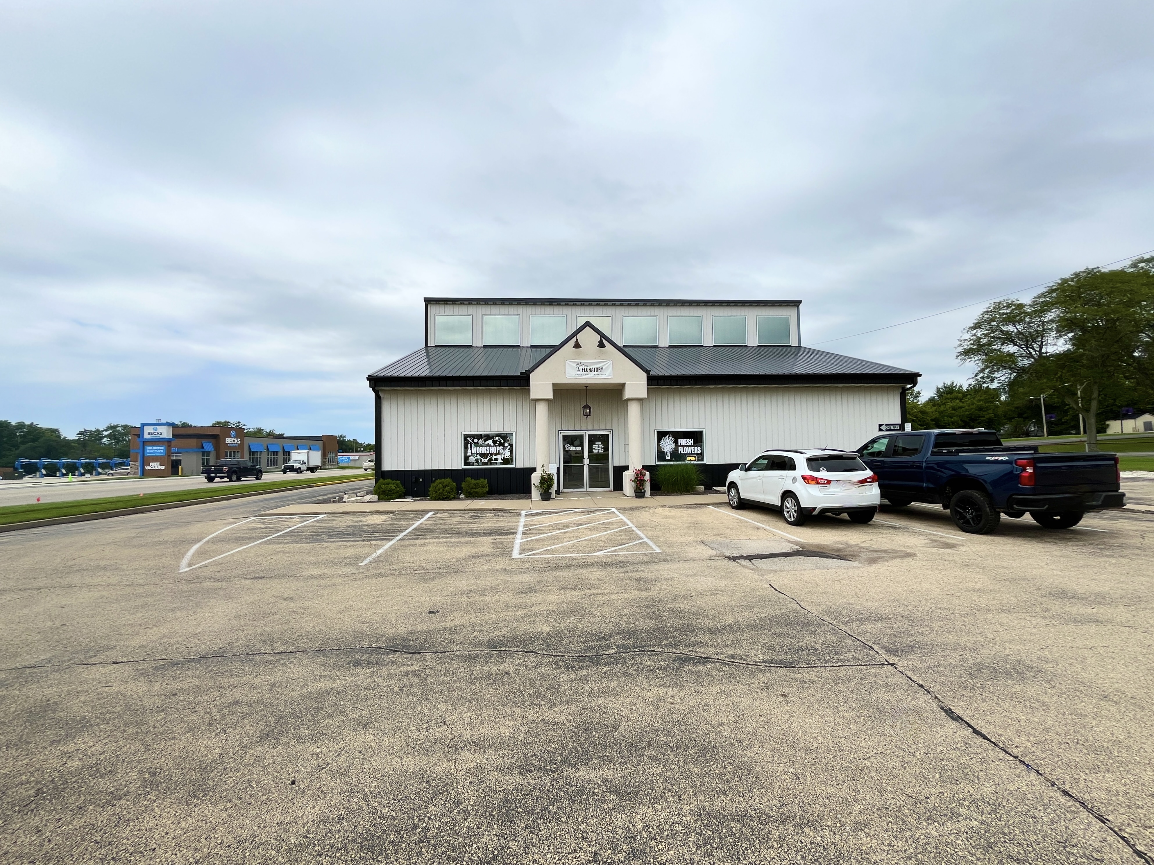 921 E War Memorial Drive, 921 E War Memorial Dr, Peoria Heights, IL 61616