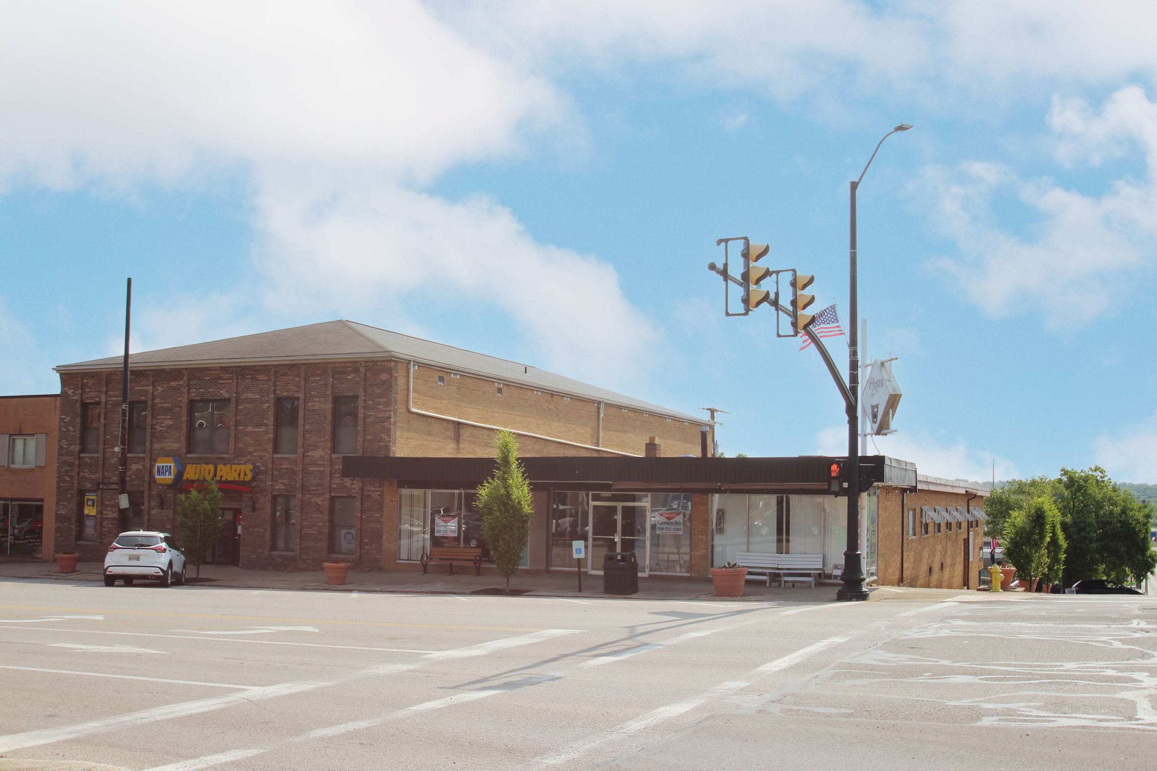 Multi-tenant retail/office building for lease