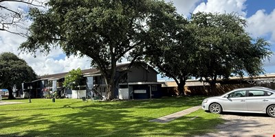 1101 E Main St, League City TX: 16 MULTI-FAMILY UNITS