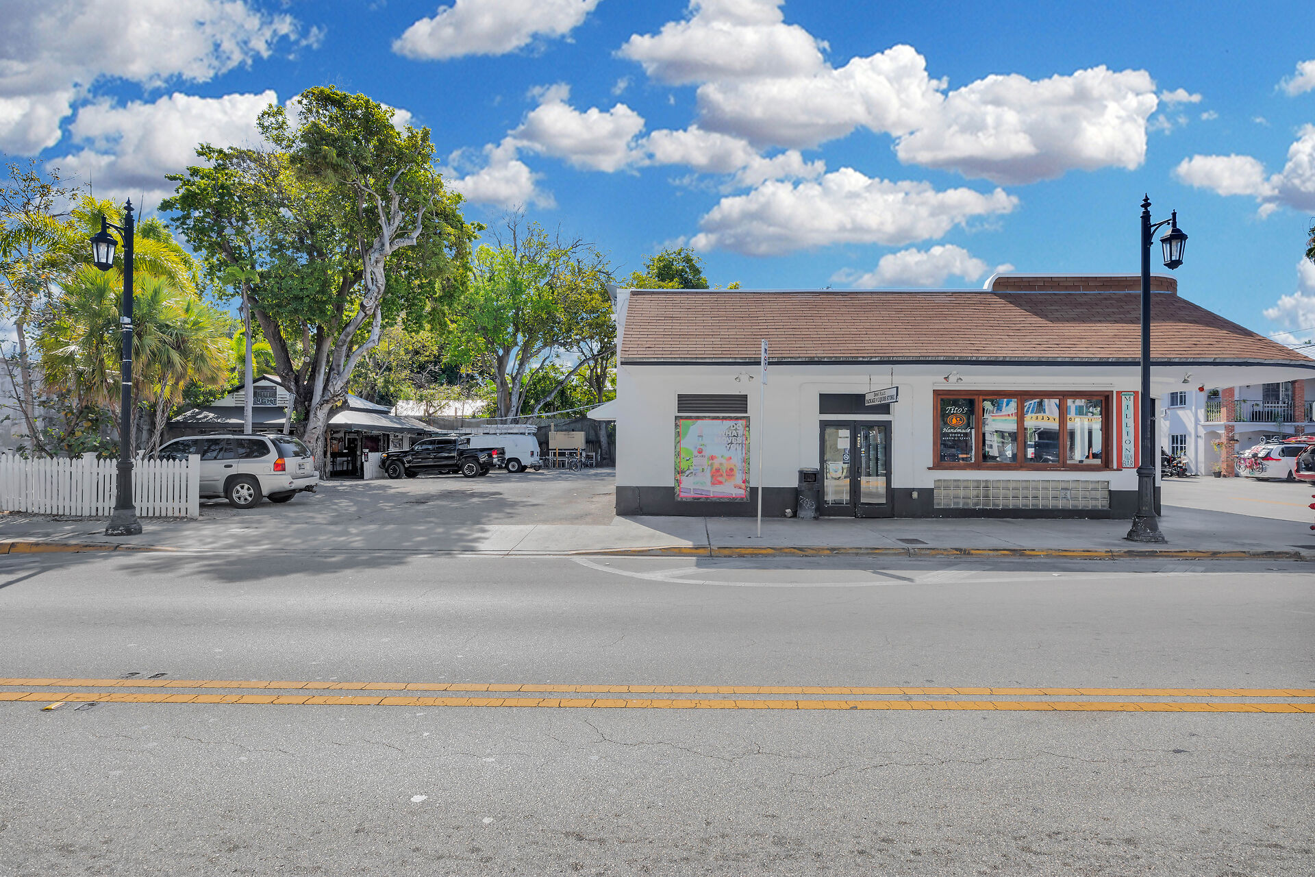 Dons’ Place Bar & Liquor Store, 1000 Truman Avenue, Key West, FL 33040