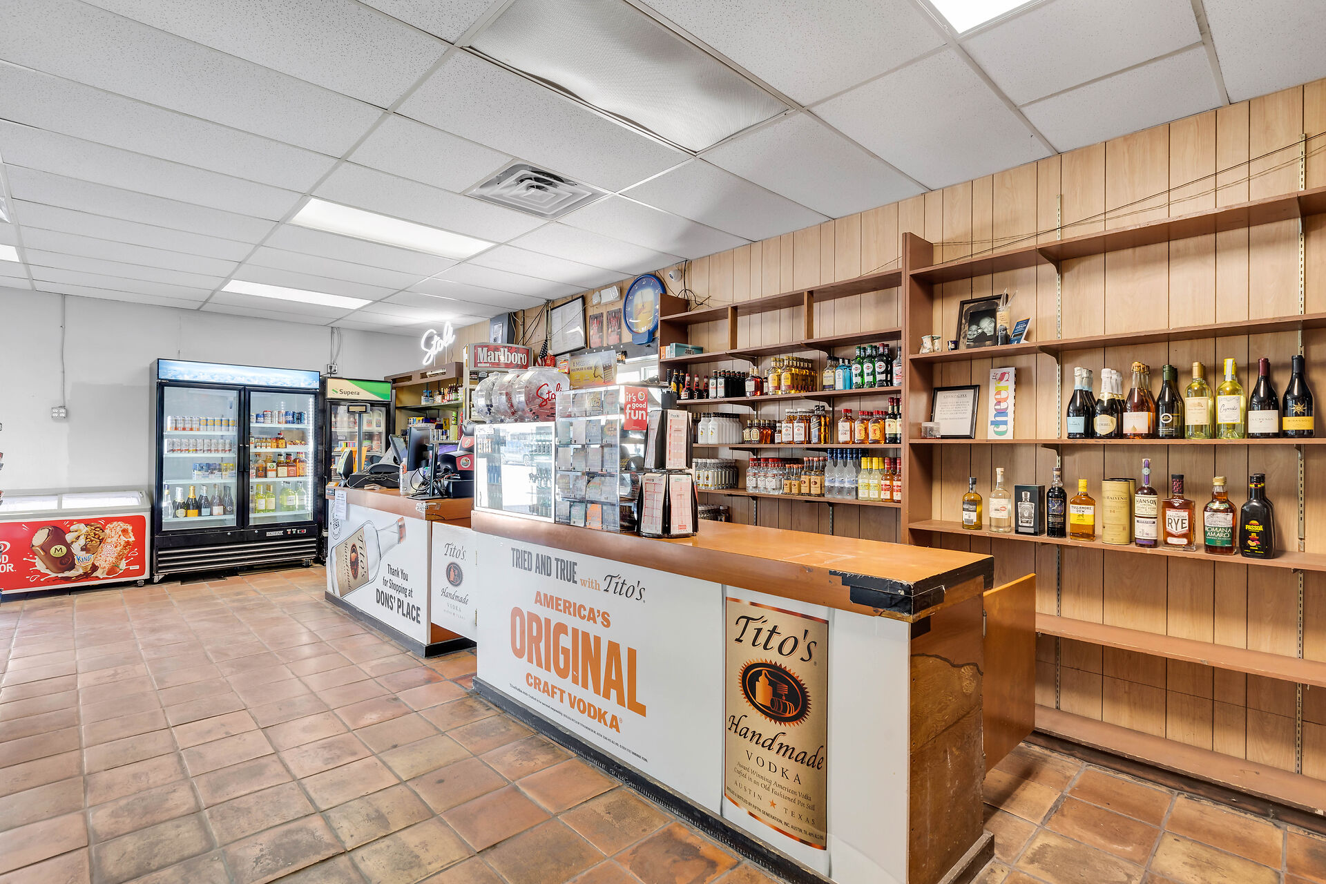 Dons’ Place Bar & Liquor Store, 1000 Truman Avenue, Key West, FL 33040
