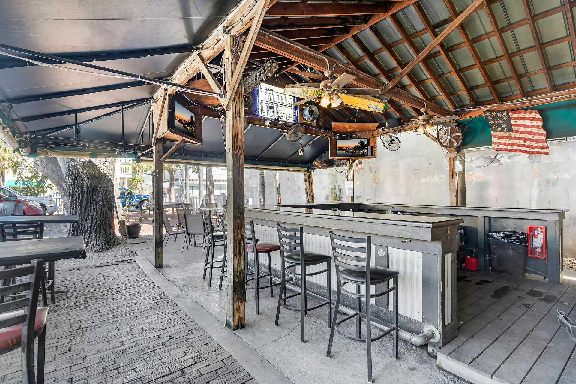 Dons’ Place Bar & Liquor Store, 1000 Truman Avenue, Key West, FL 33040