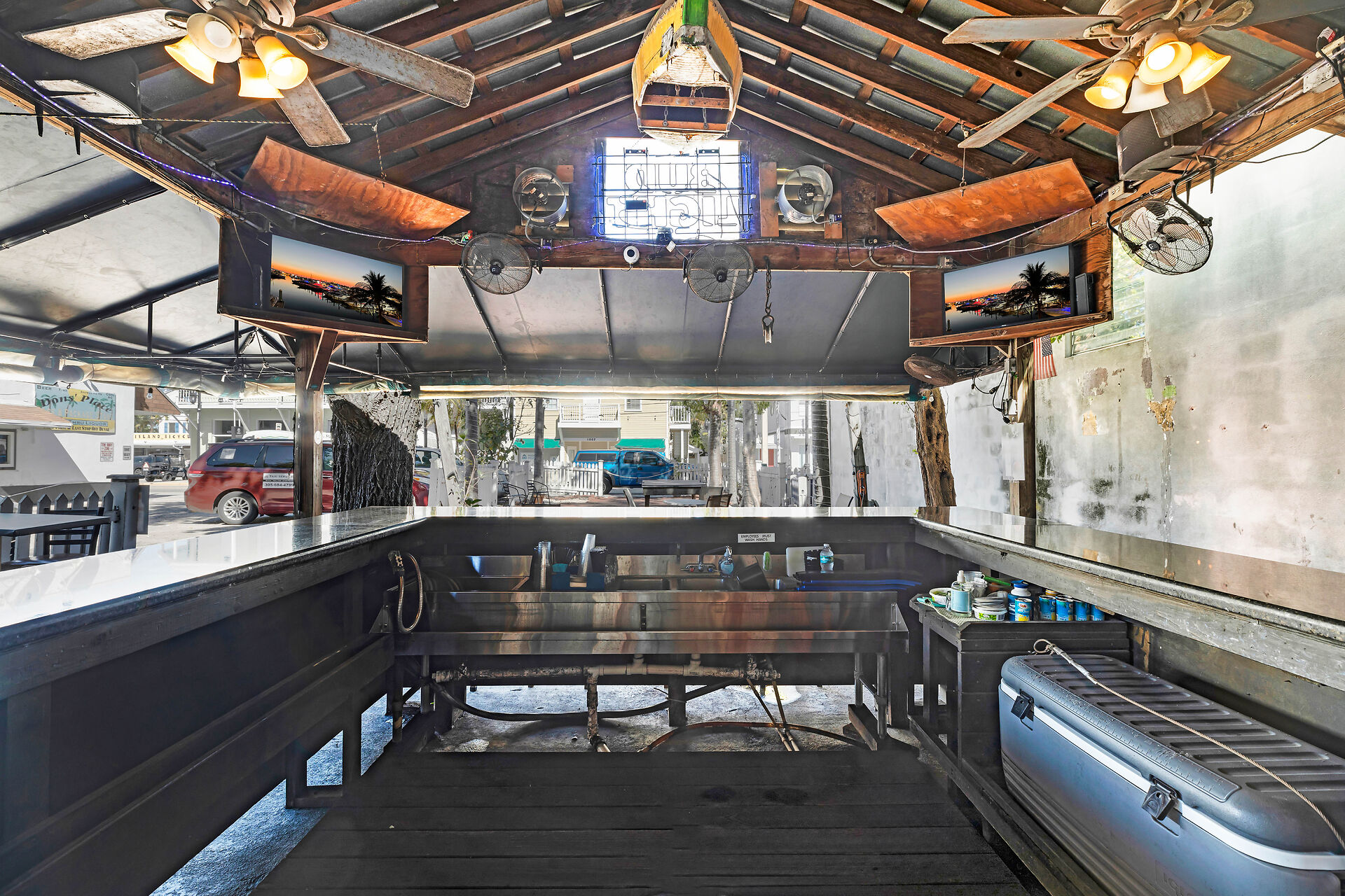 Dons’ Place Bar & Liquor Store, 1000 Truman Avenue, Key West, FL 33040