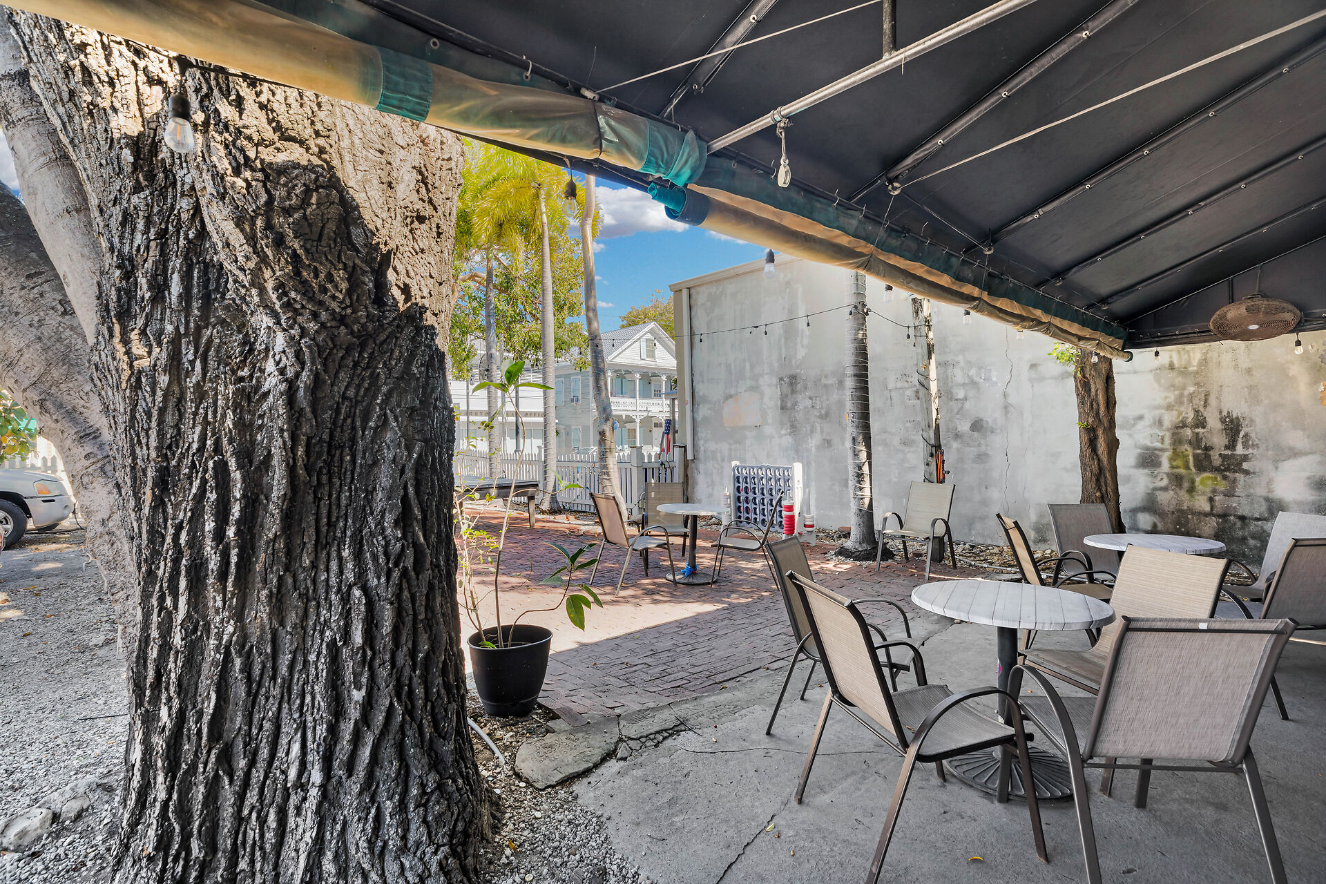 Dons’ Place Bar & Liquor Store, 1000 Truman Avenue, Key West, FL 33040