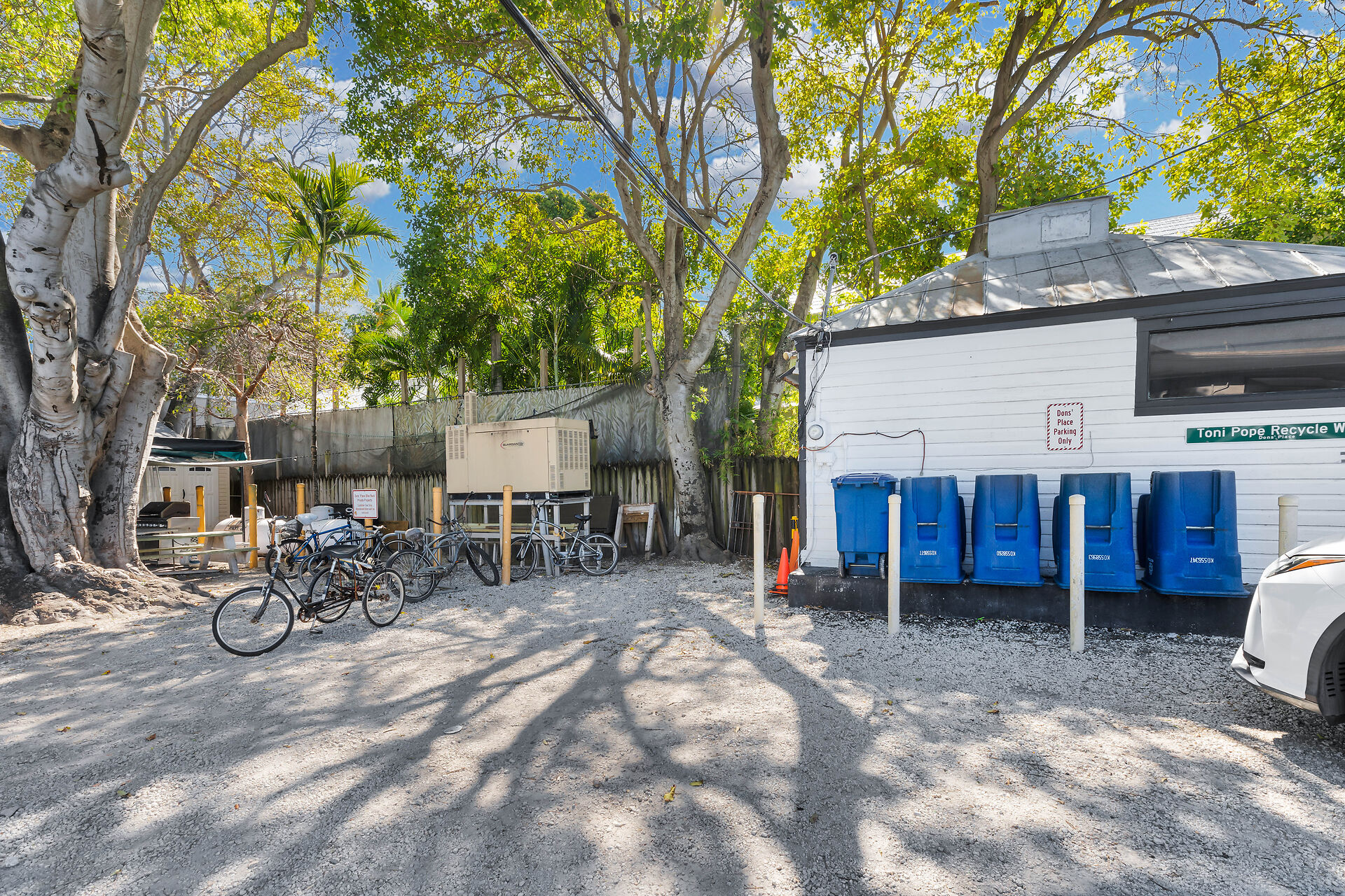 Dons’ Place Bar & Liquor Store, 1000 Truman Avenue, Key West, FL 33040