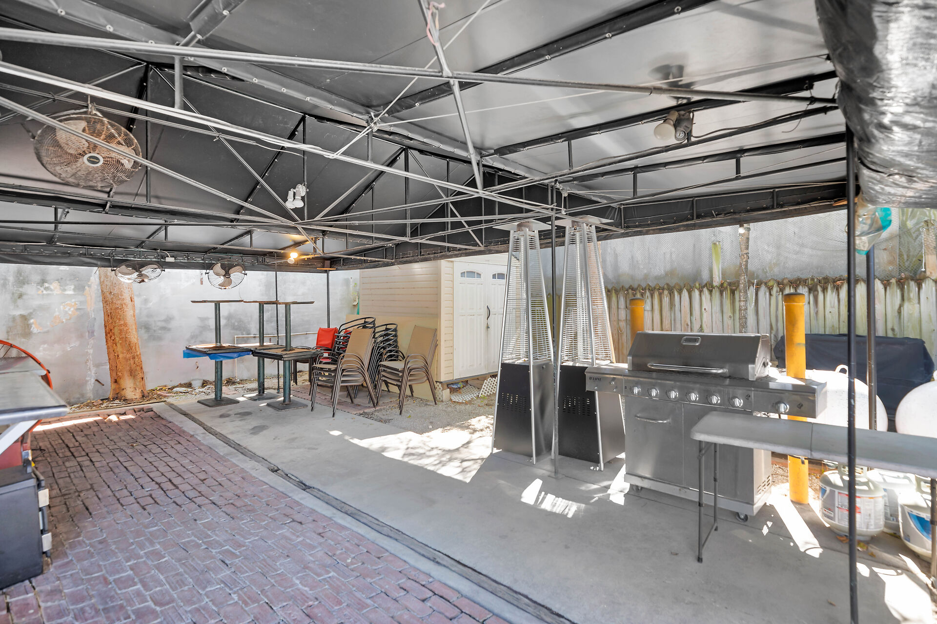 Dons’ Place Bar & Liquor Store, 1000 Truman Avenue, Key West, FL 33040