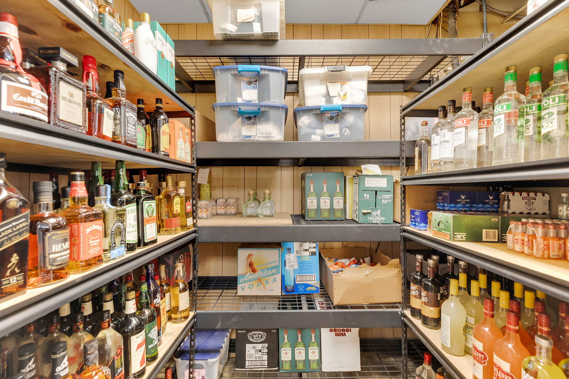 Dons’ Place Bar & Liquor Store, 1000 Truman Avenue, Key West, FL 33040