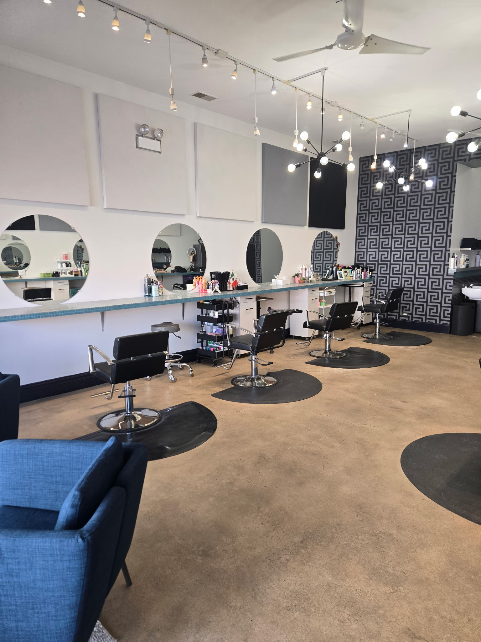 North Center/Roscoe Village - 2 Salon Stations for Rent - $900/ each hair cutting station, 3726 North Lincoln Avenue, Chicago, IL 60613