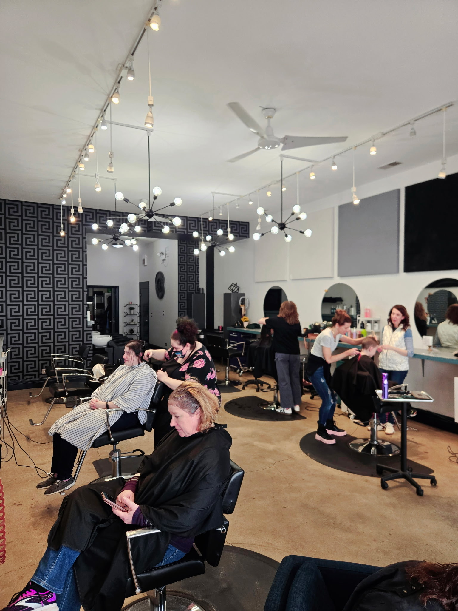 North Center/Roscoe Village - 2 Salon Stations for Rent - $900/ each hair cutting station, 3726 North Lincoln Avenue, Chicago, IL 60613