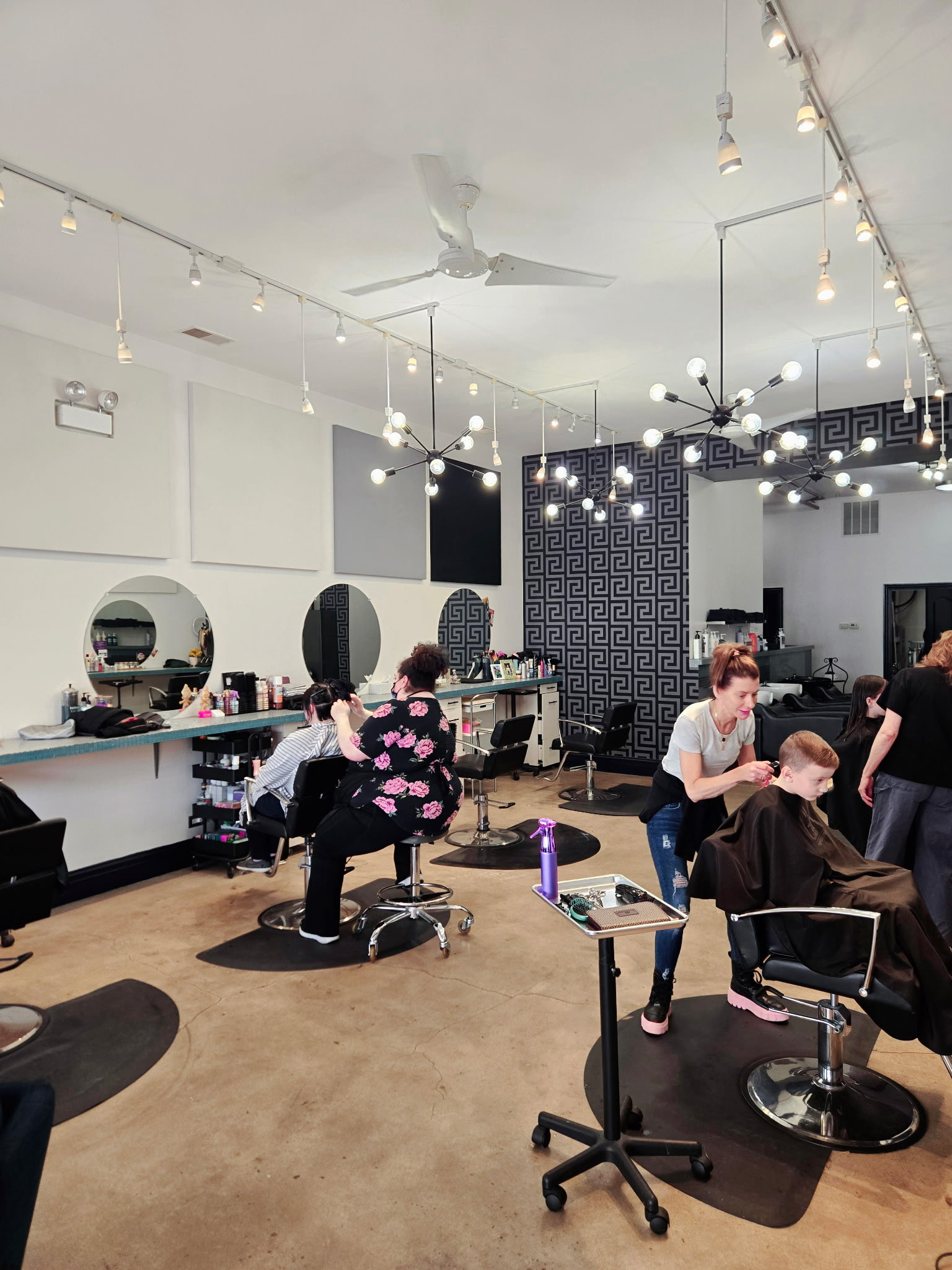 North Center/Roscoe Village - 2 Salon Stations for Rent - $900/ each hair cutting station, 3726 North Lincoln Avenue, Chicago, IL 60613