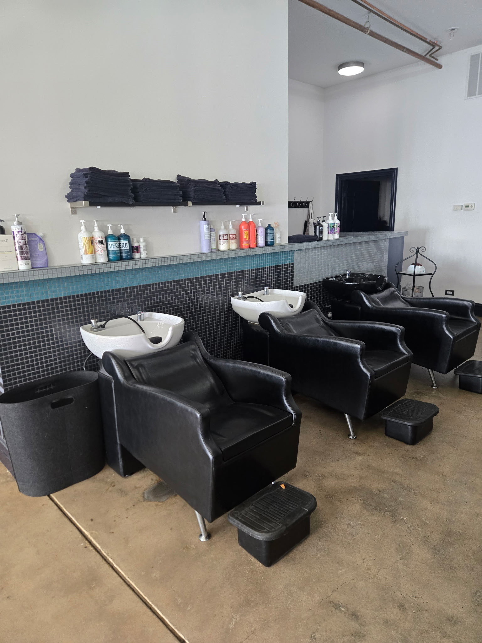 North Center/Roscoe Village - 2 Salon Stations for Rent - $900/ each hair cutting station, 3726 North Lincoln Avenue, Chicago, IL 60613