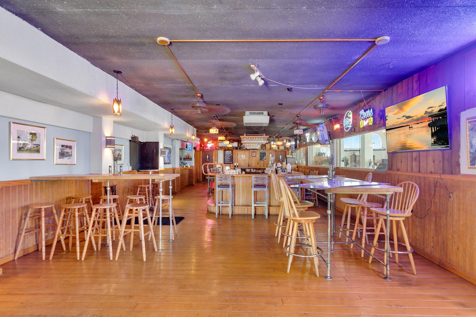 Landmark Restaurant & Bar & Banquet Hall, 700 West Ocean Drive, Key Colony Beach, FL 33051