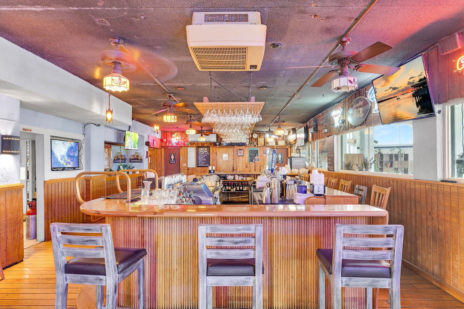 Landmark Restaurant & Bar & Banquet Hall, 700 West Ocean Drive, Key Colony Beach, FL 33051