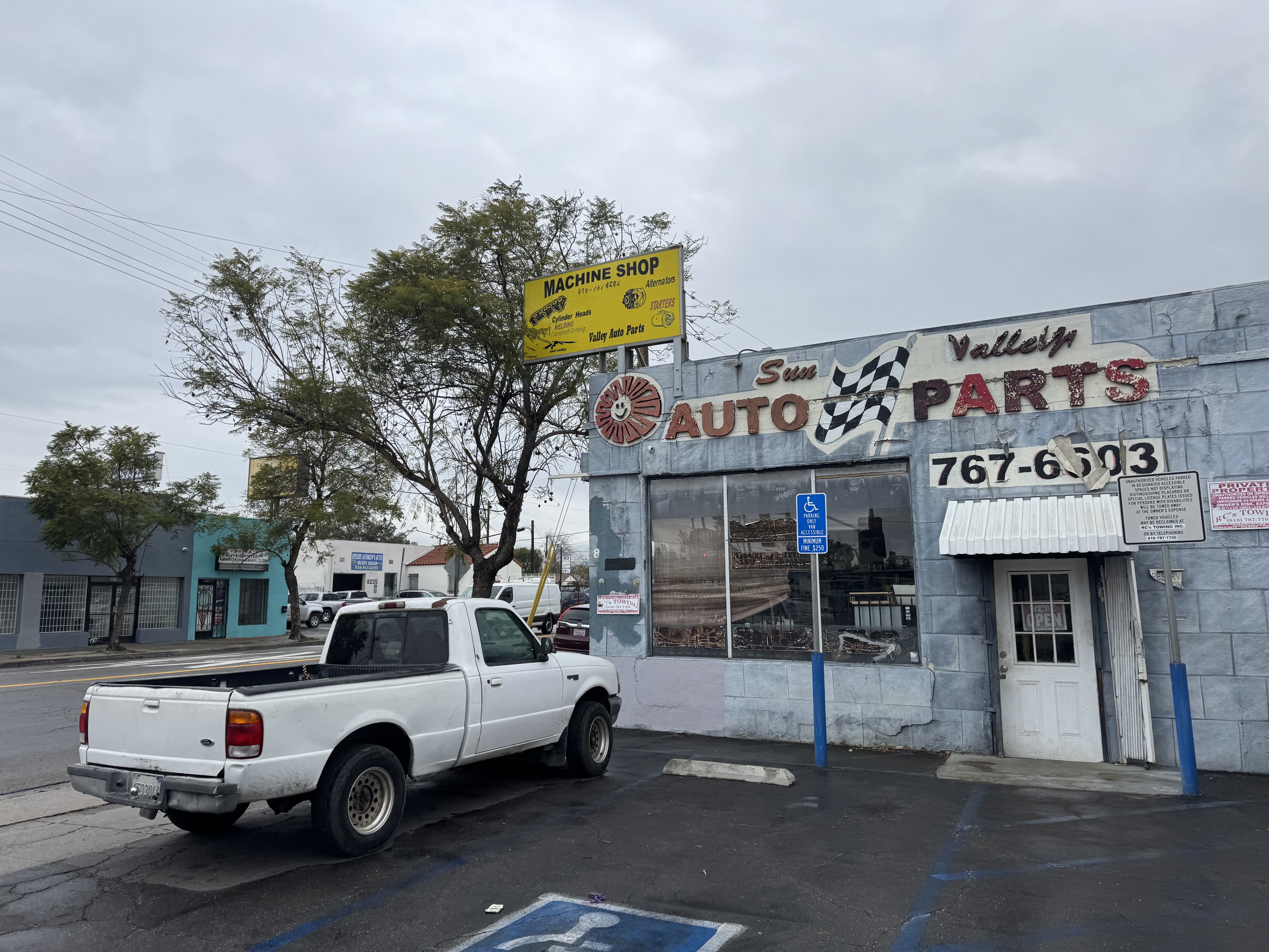 8212 Sunland Boulevard, Los Angeles, CA 91352