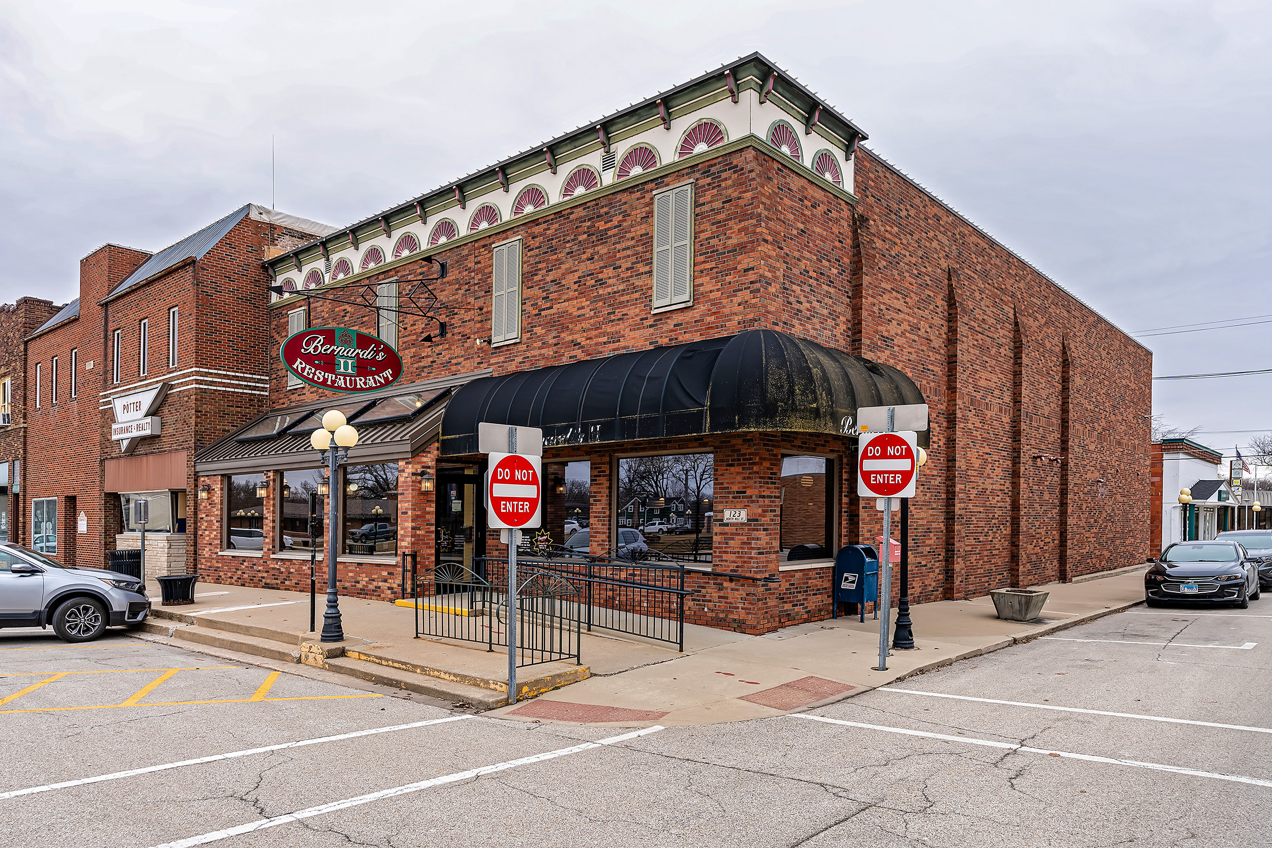 123 N. Mill Street - Turnkey Restaurant, 123 North Mill Street, Pontiac, IL 61764